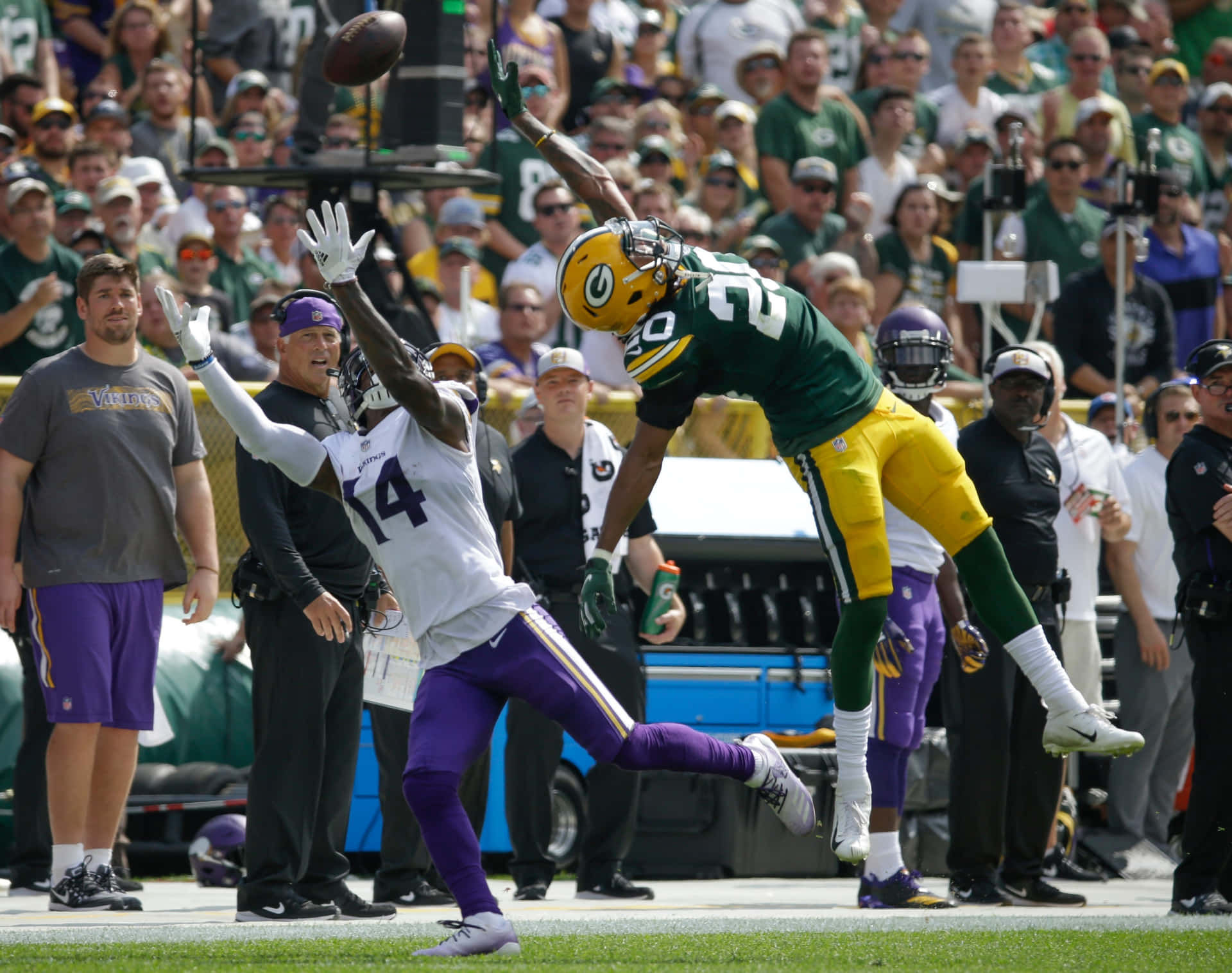 Aaron Jones Looks To Fight For Extra Yards In A Game. Background