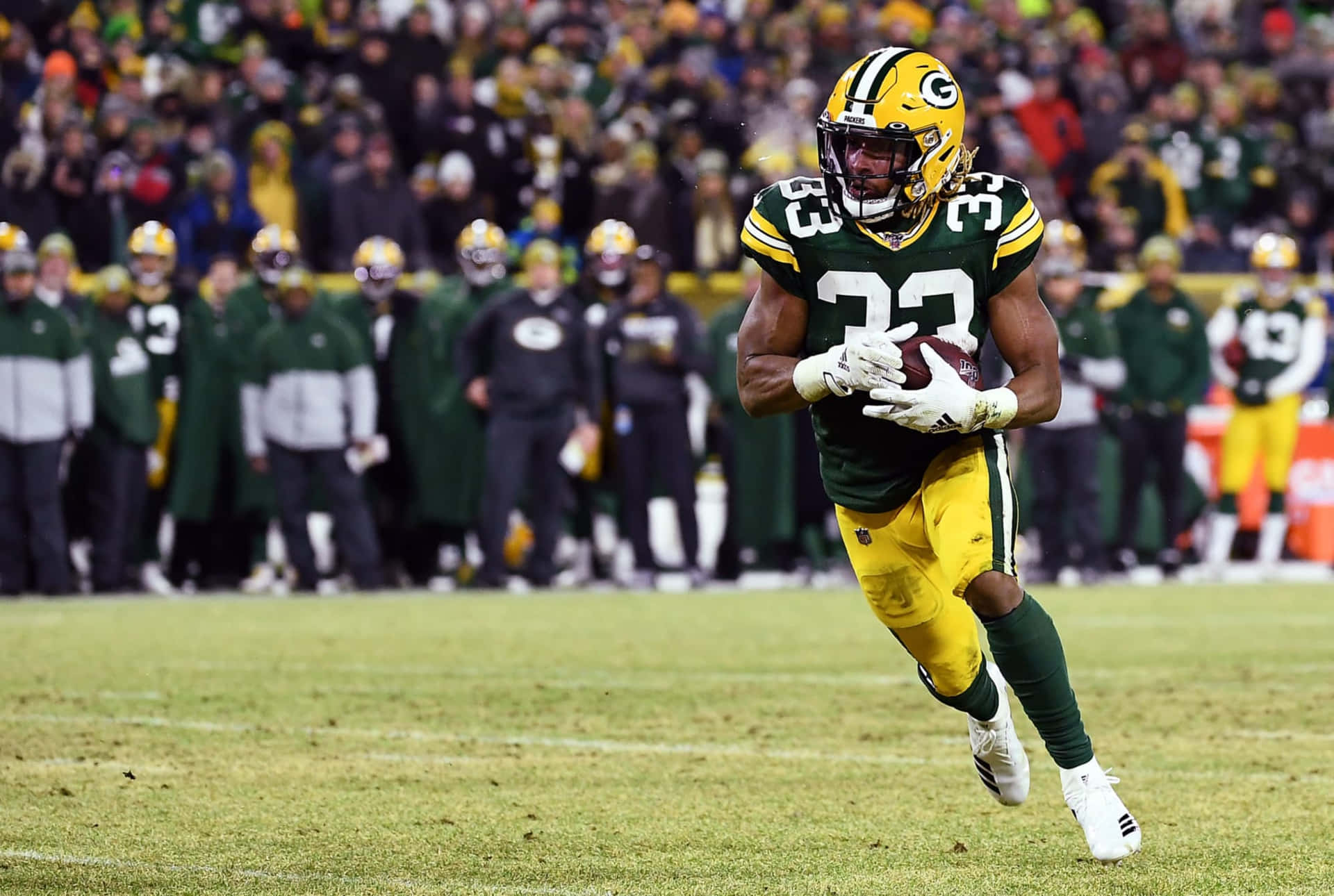 Aaron Jones Of The Green Bay Packers Demonstrates His Elite Skill In American Football. Background