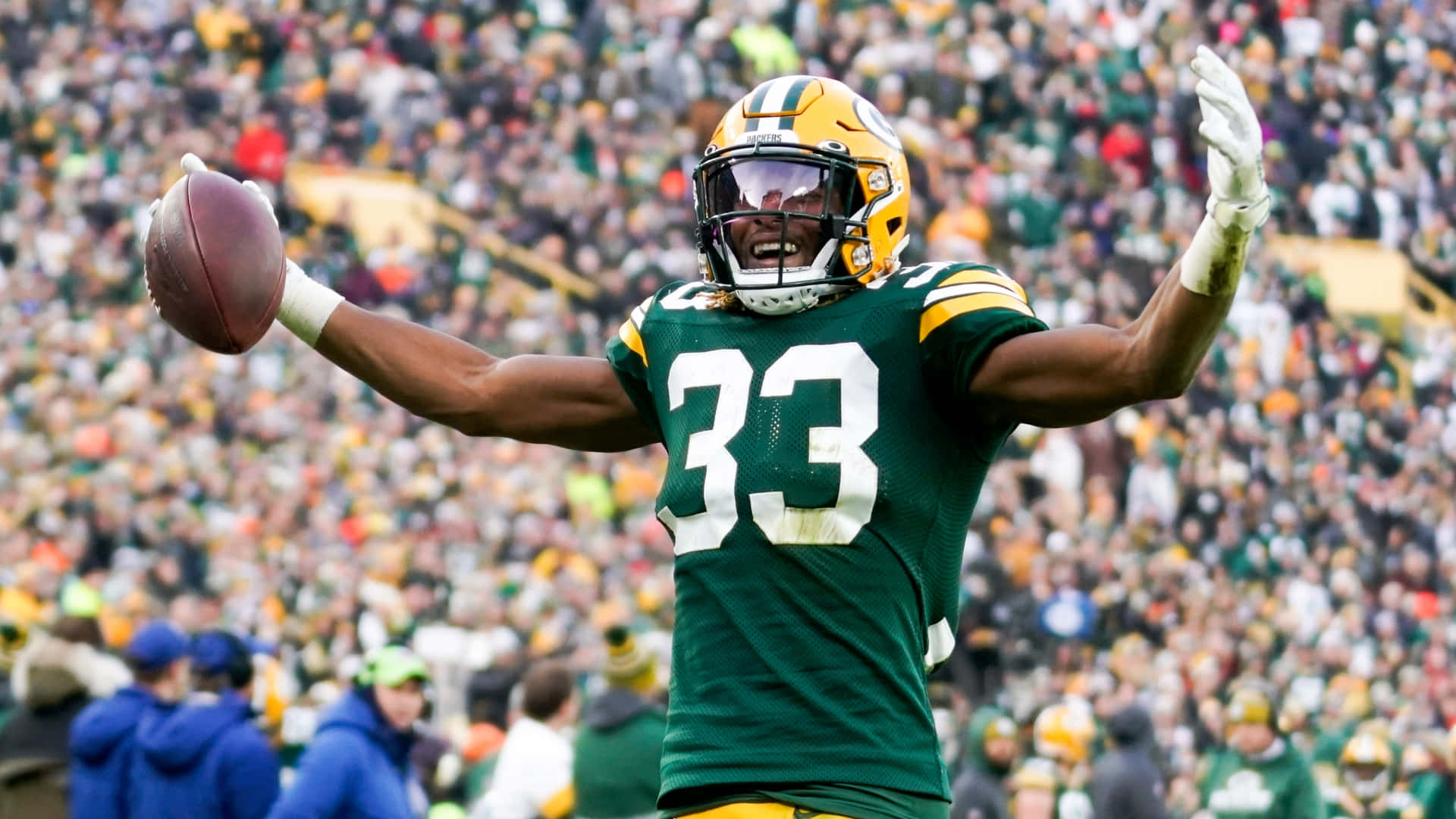 Aaron Jones Of The Green Bay Packers On The Move Background