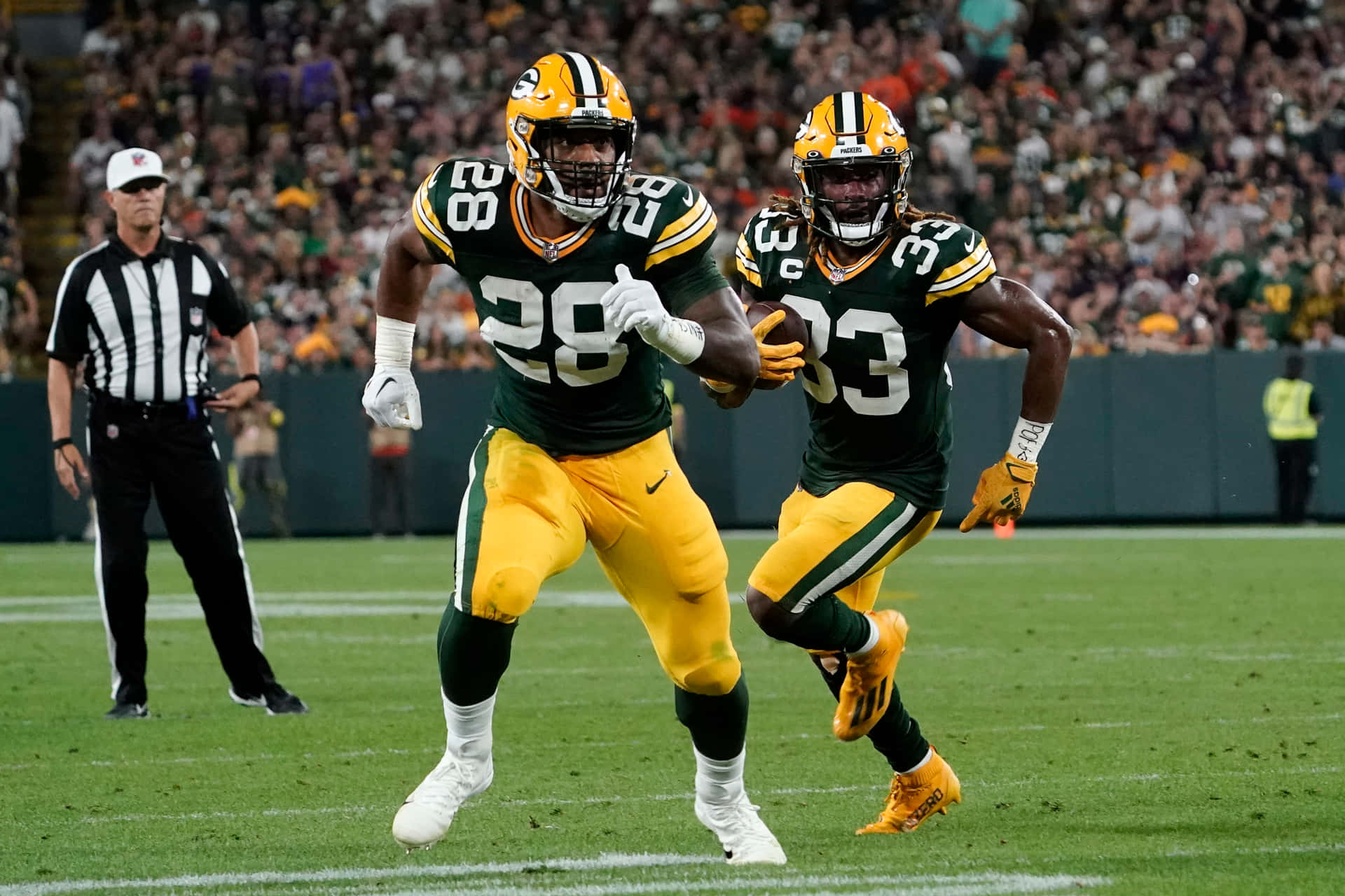 Aaron Jones Playing In A Green Bay Packers Game Background