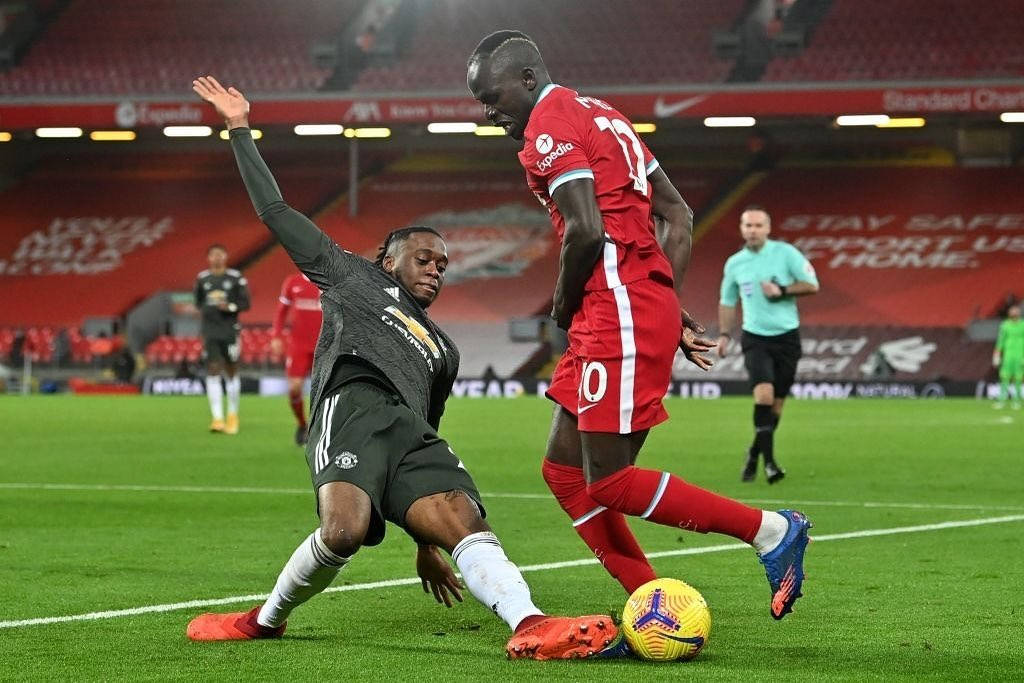 Aaron Wan-bissaka Awkward Fall Background