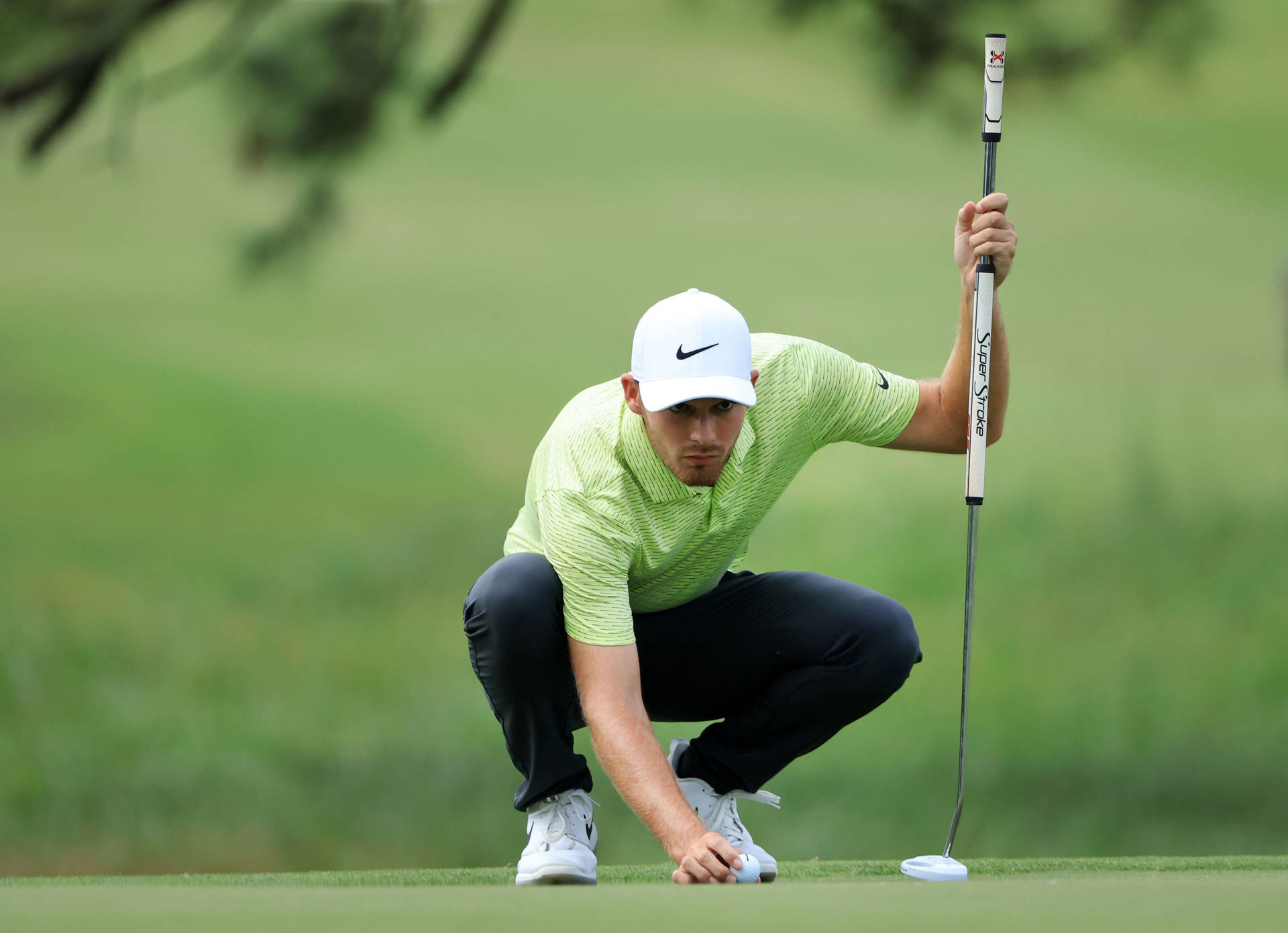 Aaron Wise Measuring His Next Shot