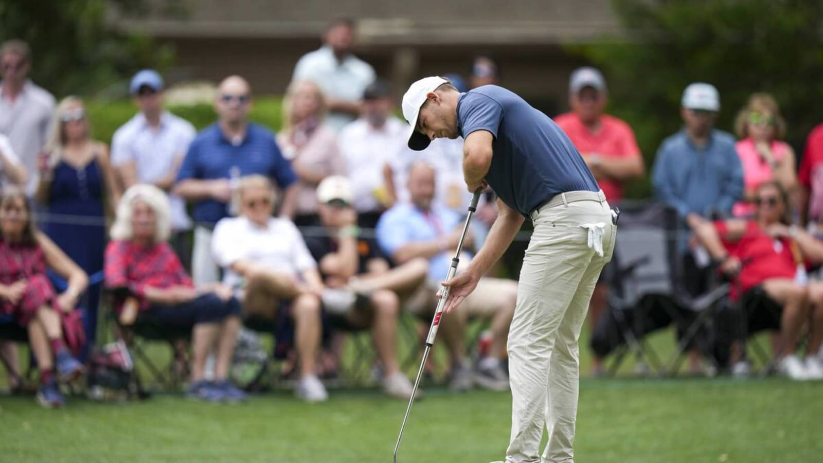 Aaron Wise Playing In Front Of Onlookers Background