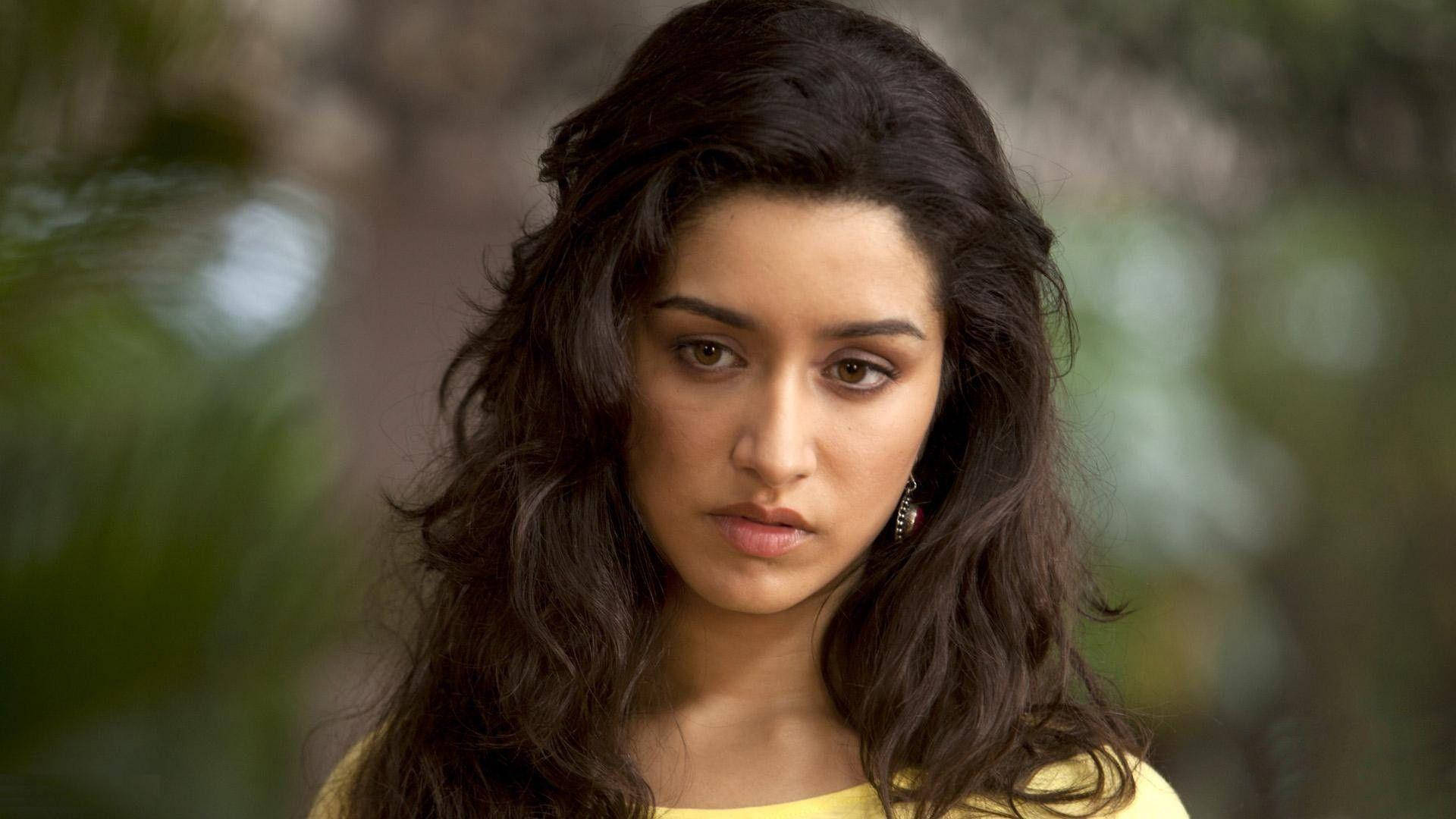 Aashiqui 2 Arohi Curly Hair Background