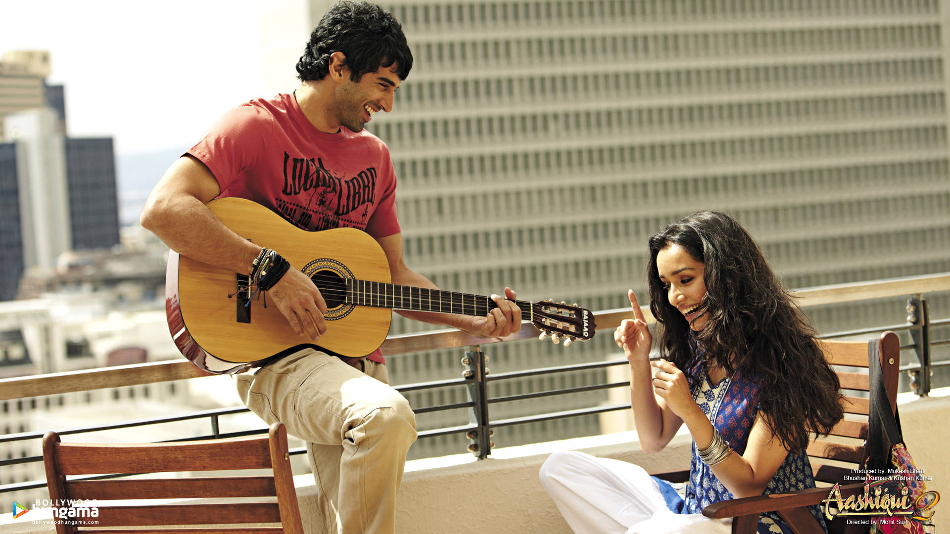 Aashiqui 2 Rahul Playing Guitar With Arohi Background