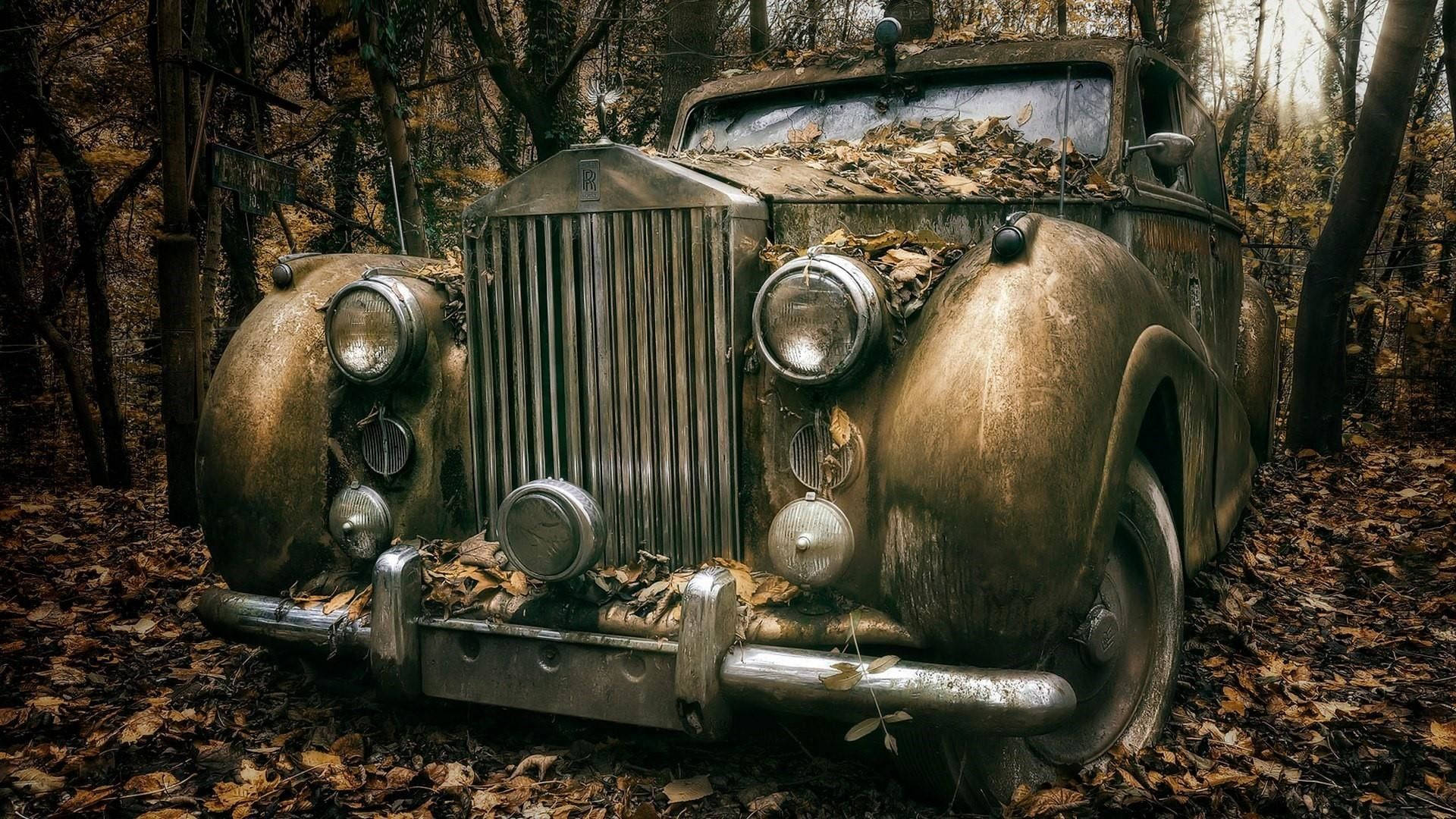 Abandoned Classic Rolls-royce Car Background
