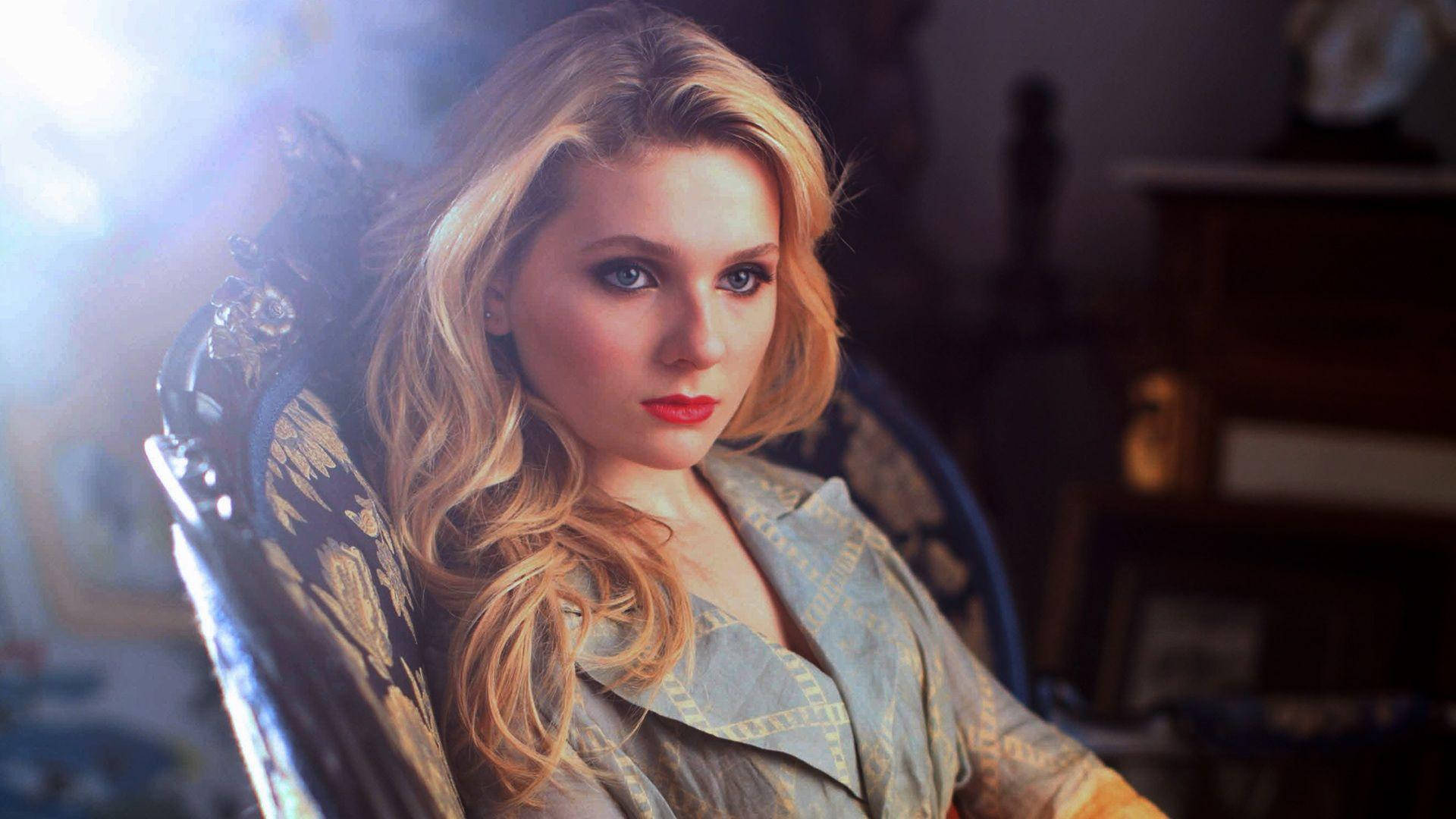 Abigail Breslin Fictional Character Chanel #5 Background