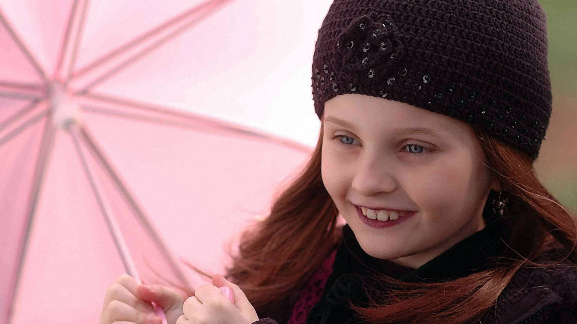 Abigail Breslin Fictional Movie Character Emily Background