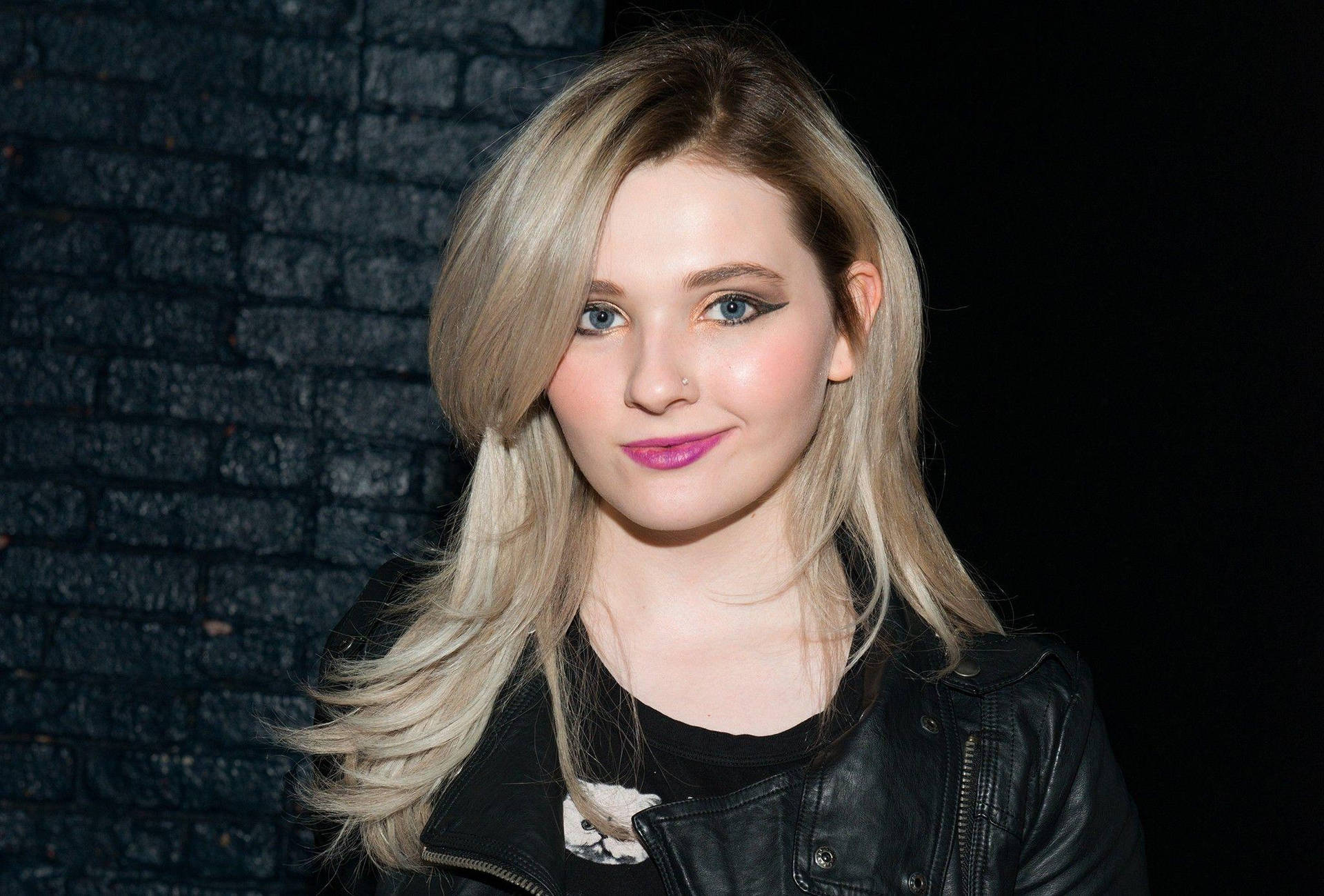 Abigail Breslin In New York Fashion Week Background