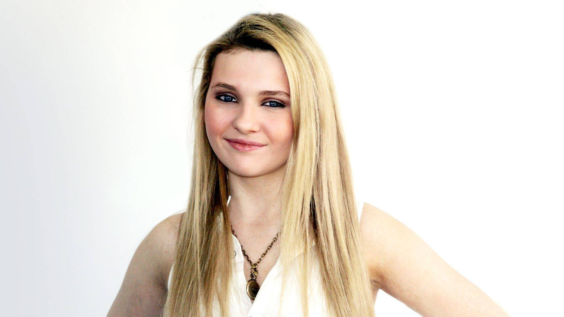 Abigail Breslin Super Saturday 14 Event Background