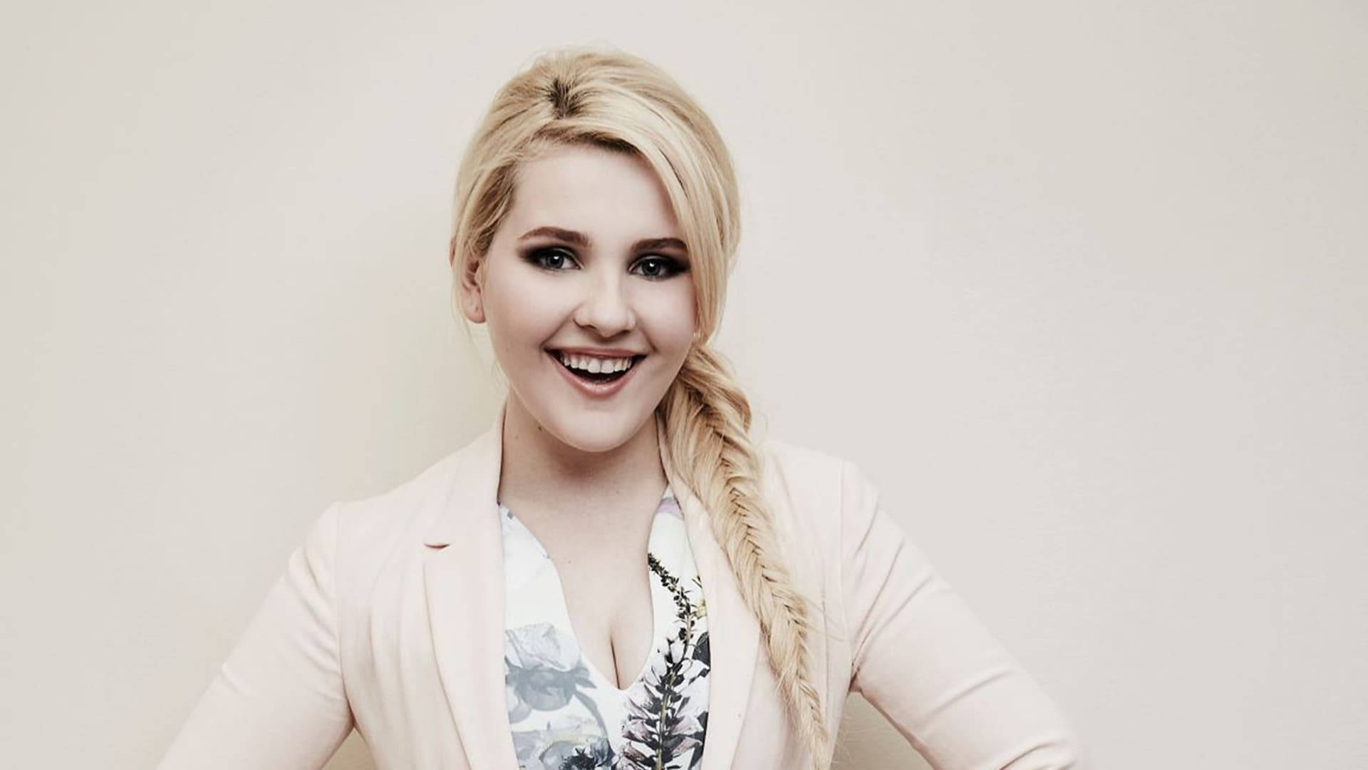 Abigail Breslin Tca Beverly Hilton Hotel Background