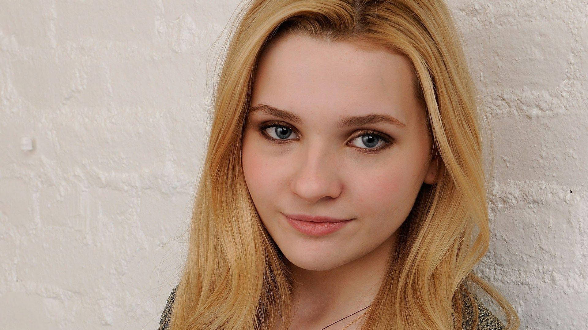 Abigail Breslin Young Teen Star Background