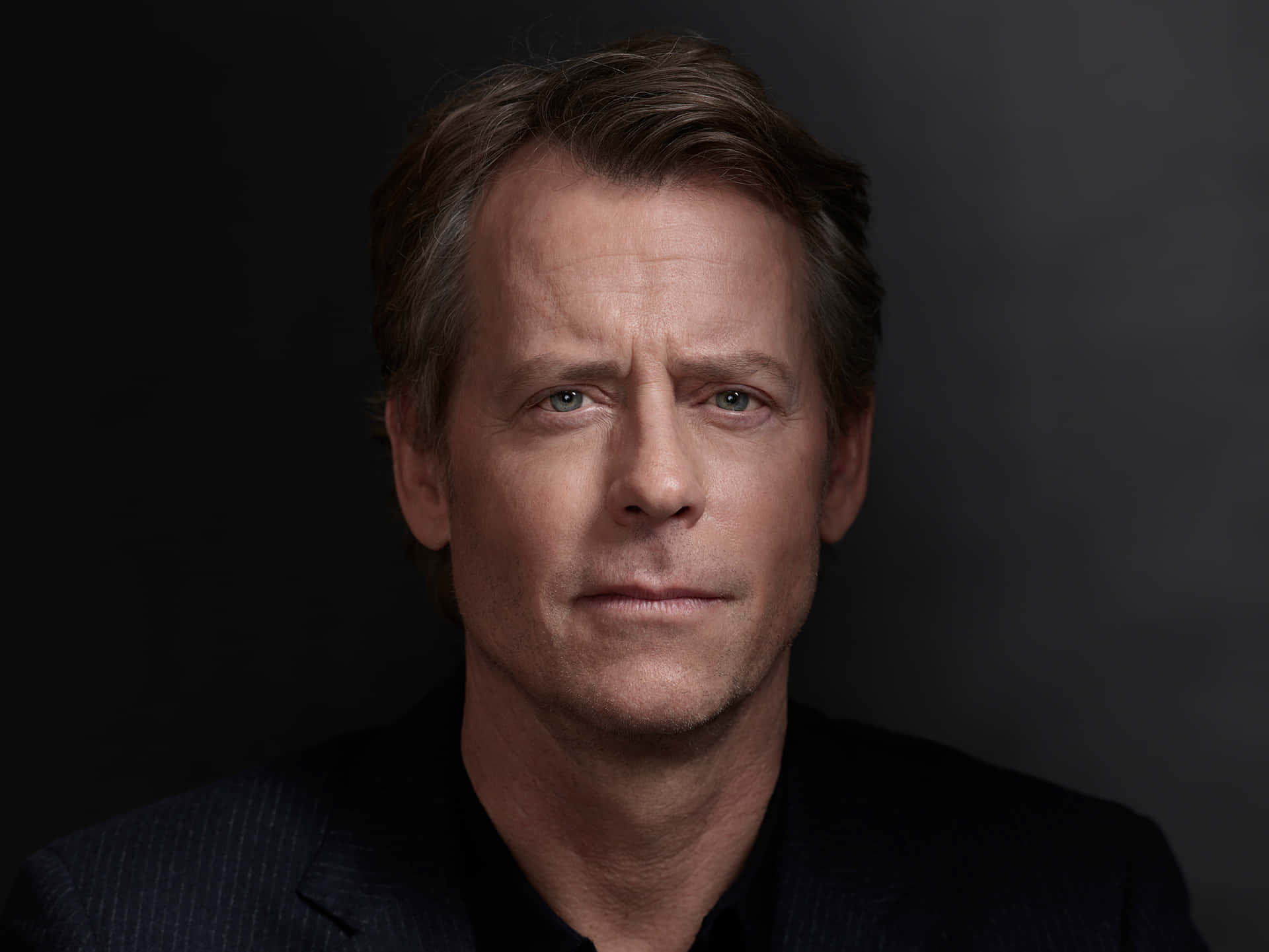 Acclaimed Actor Greg Kinnear Background
