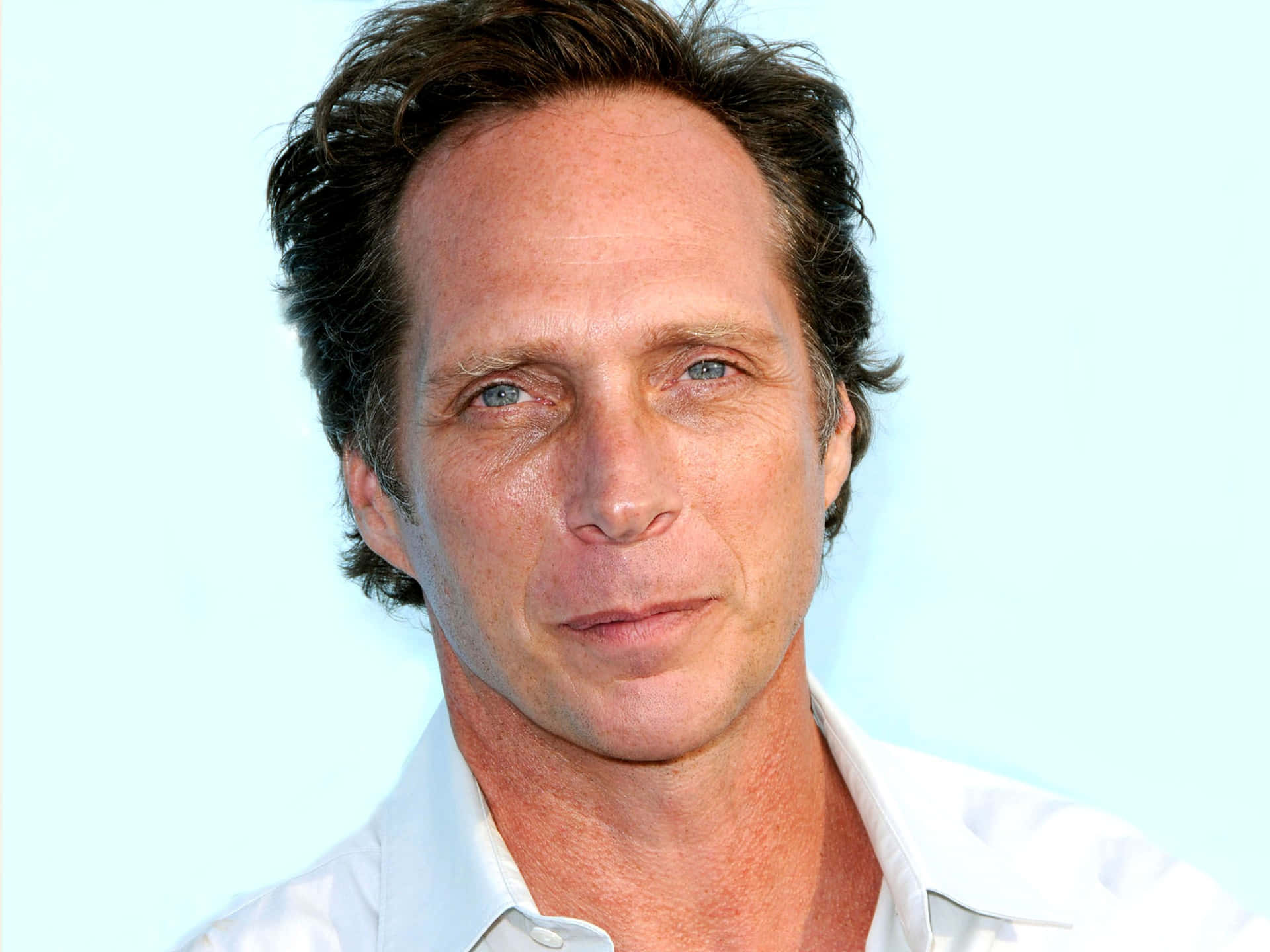 Acclaimed Actor William Fichtner Posing For A Portrait Background