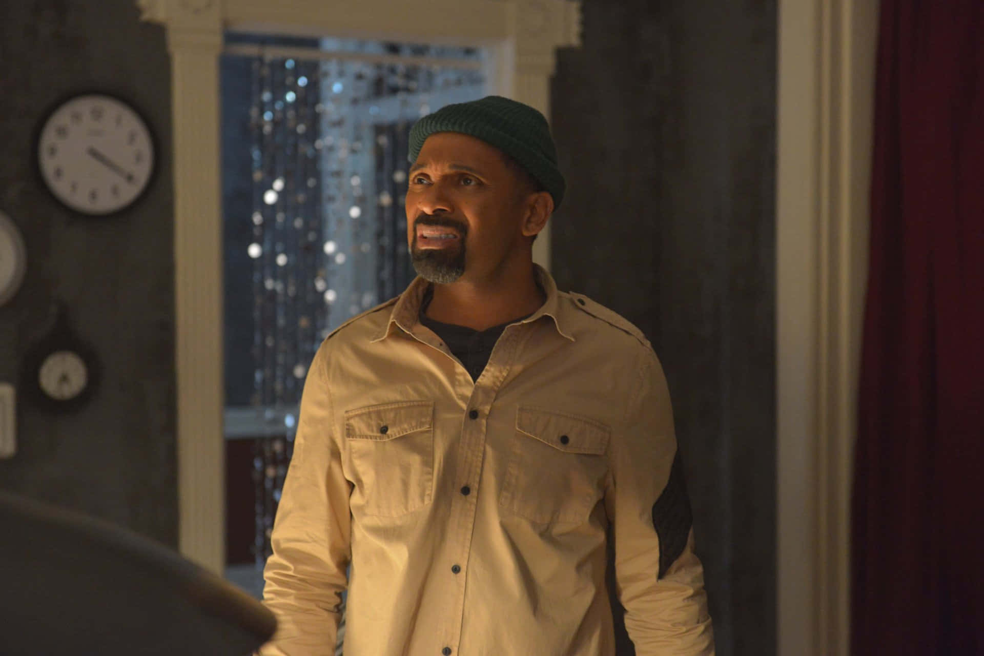 Acclaimed Comedian Mike Epps In Action Background