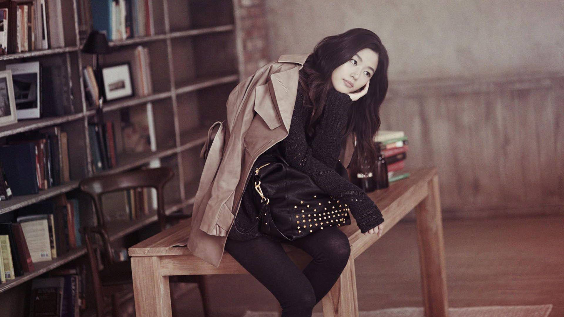 Acclaimed Korean Actress Jun Ji Hyun In Her Element Background
