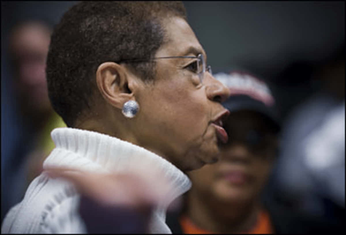 Activist Eleanor Holmes Norton Delivering A Speech Background