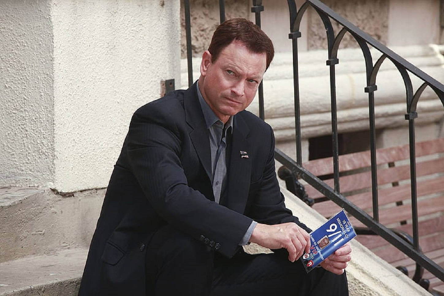 Actor Gary Sinise Holding A Book Background