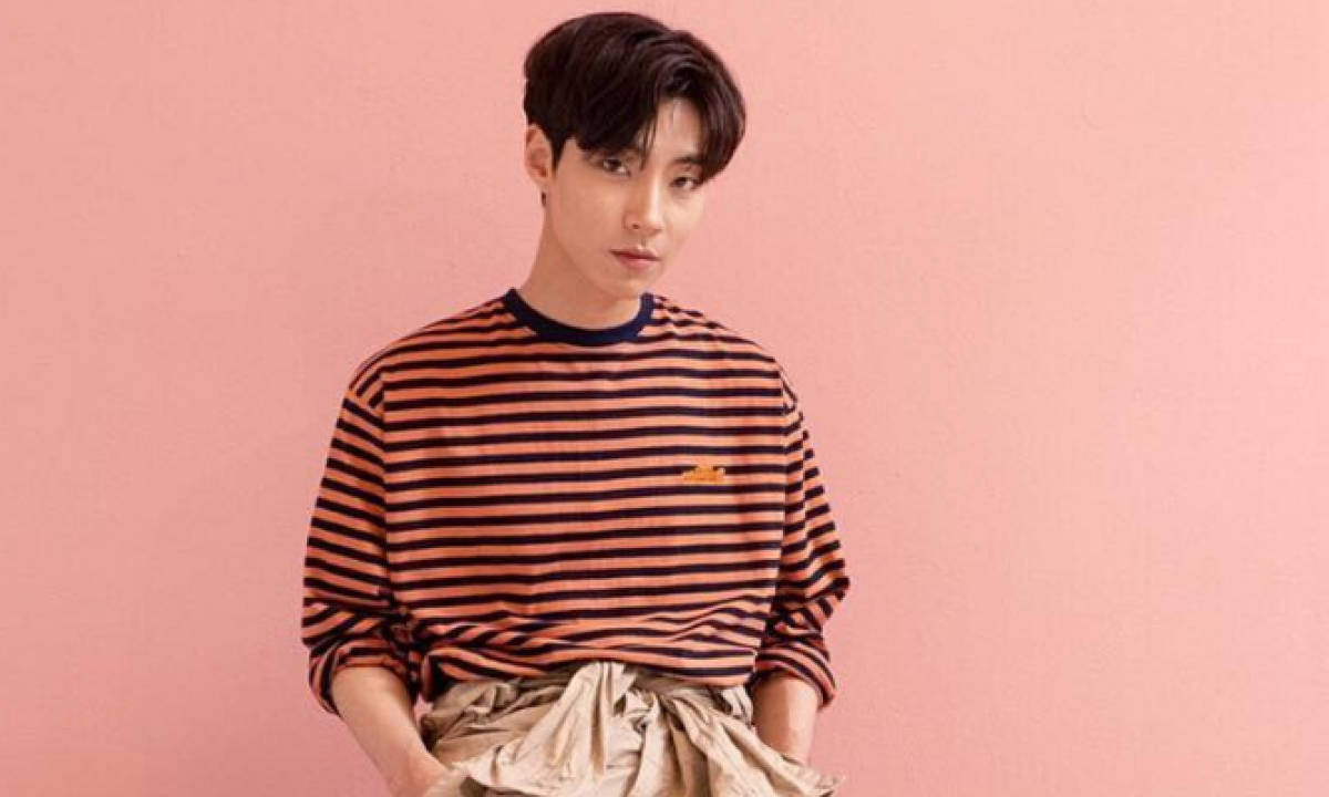 Actor Hwang In Yeop Pink Stripes Background