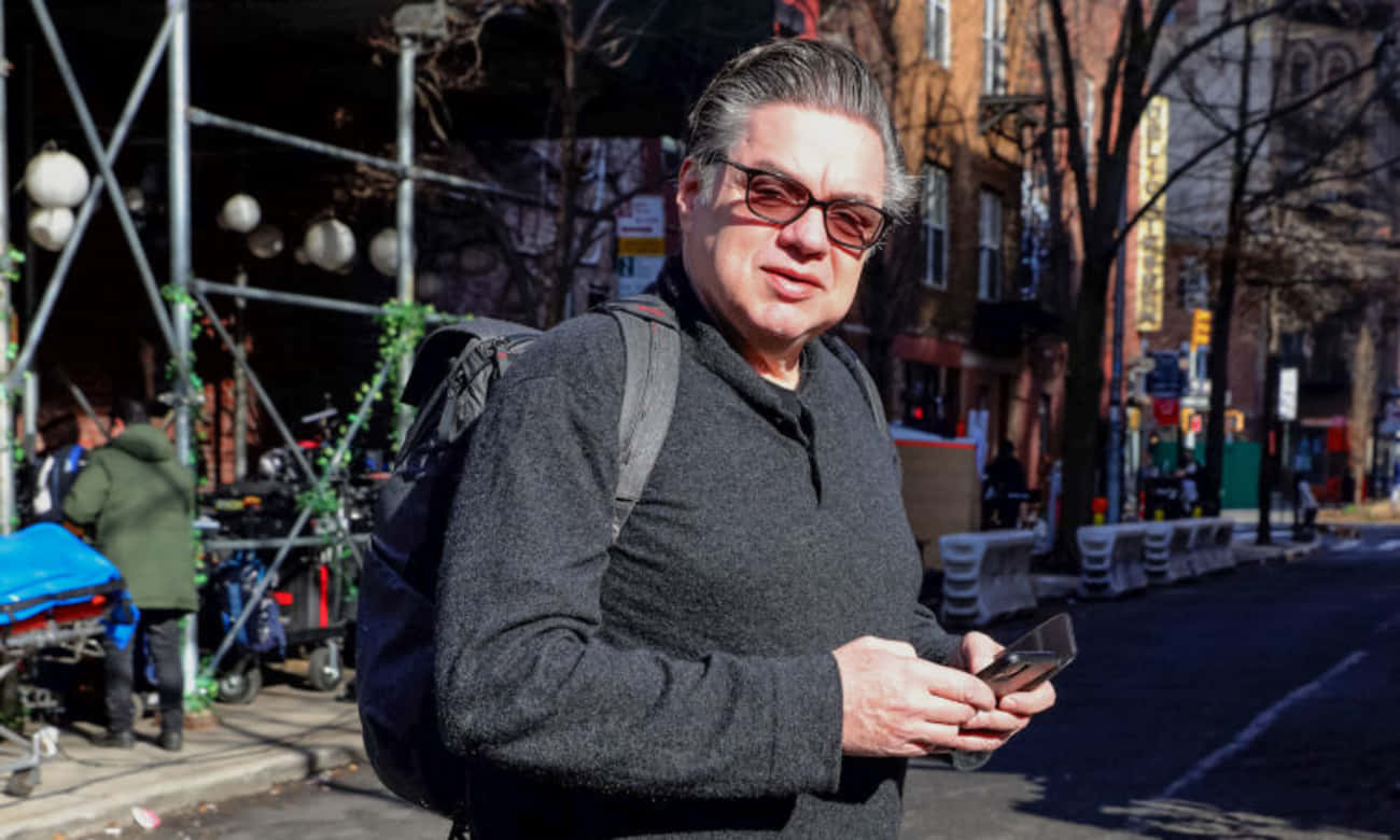Actor Oliver Platt Graces The Stage Background