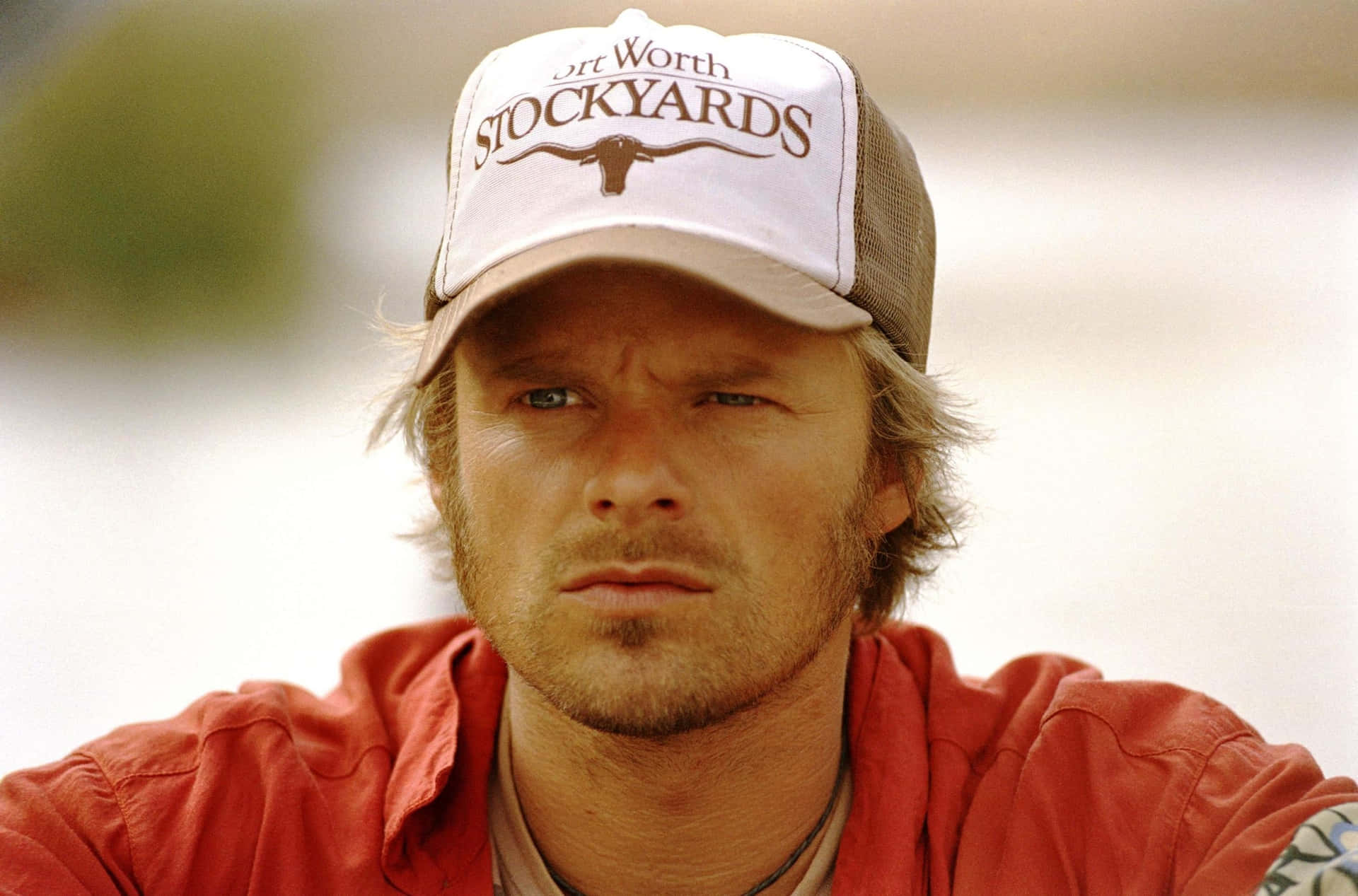 Actor Steve Zahn Enjoys A Stroll On A Sun-drenched Afternoon Background