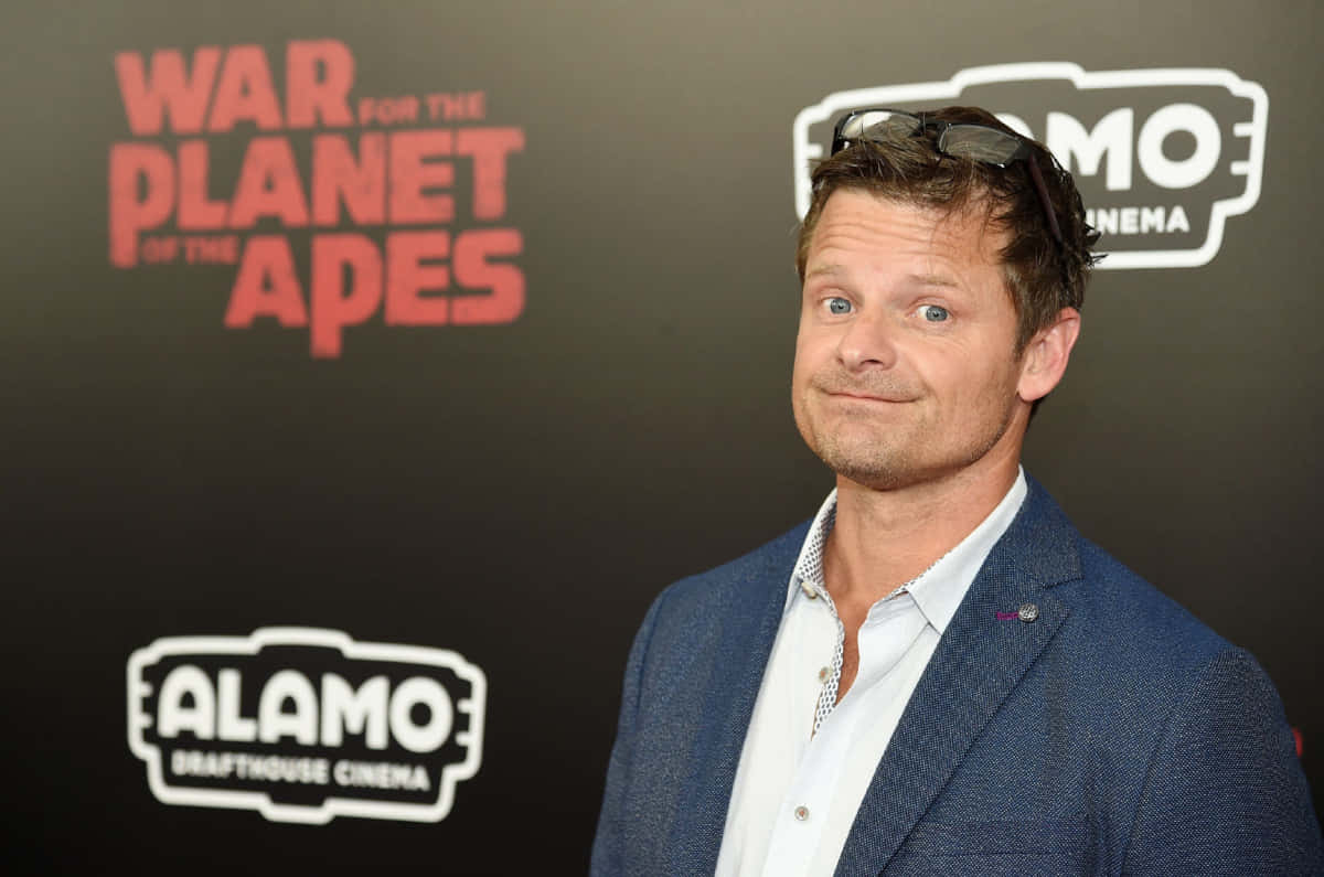Actor Steve Zahn Grinning While Attending A Movie Premiere Background