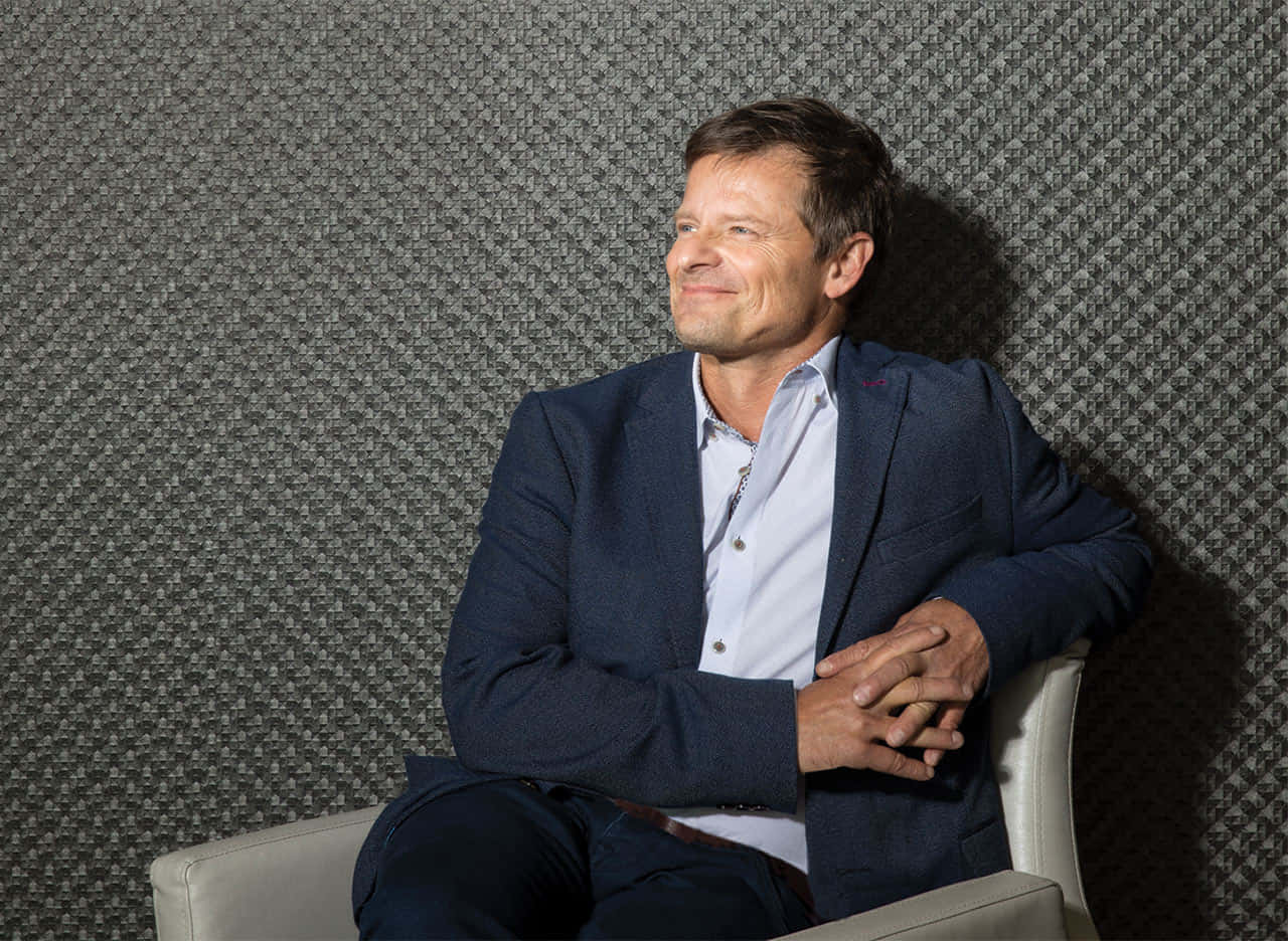 Actor Steve Zahn Shows Off His Goofy Personality Background