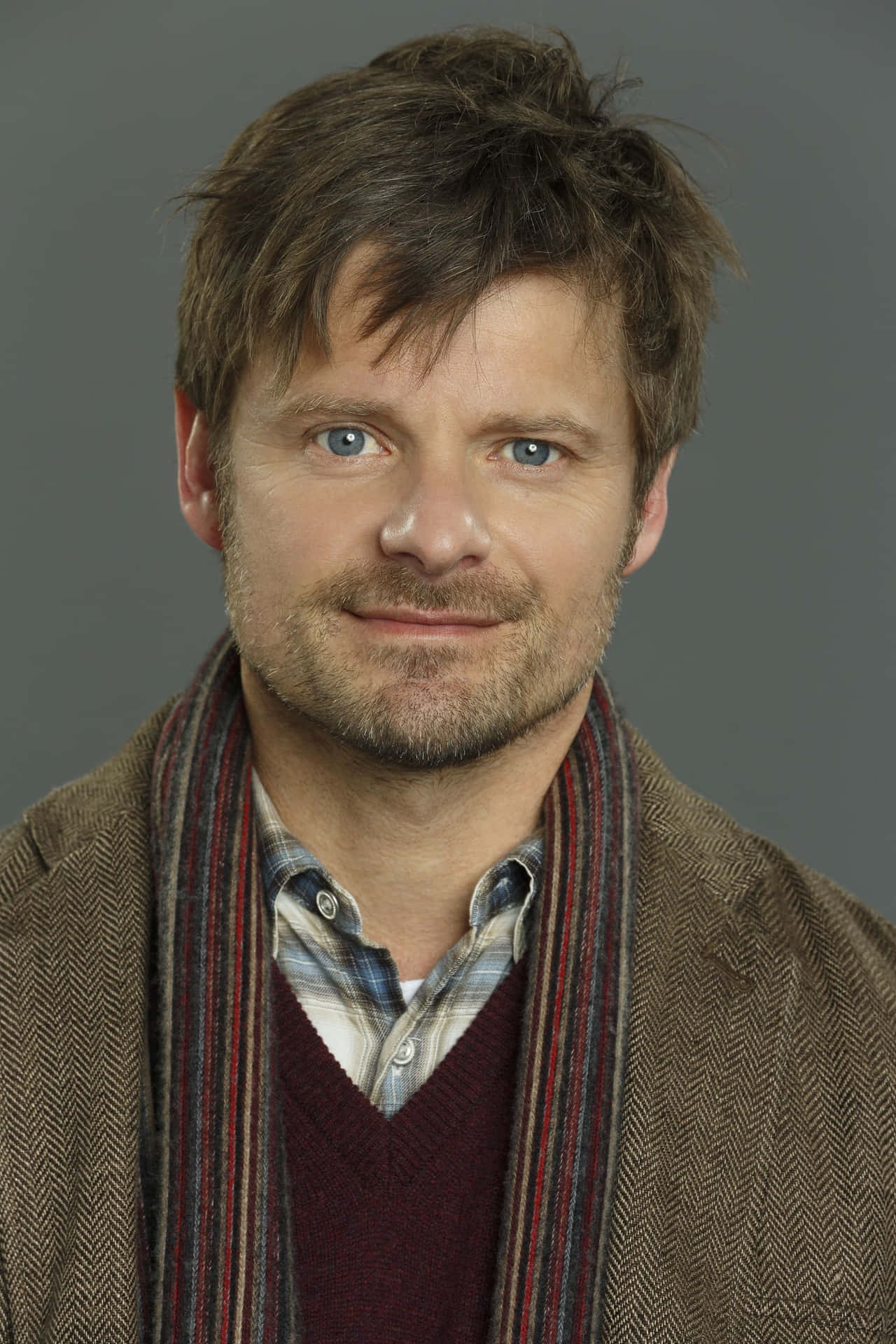 Actor Steve Zahn Smiling For The Camera. Background