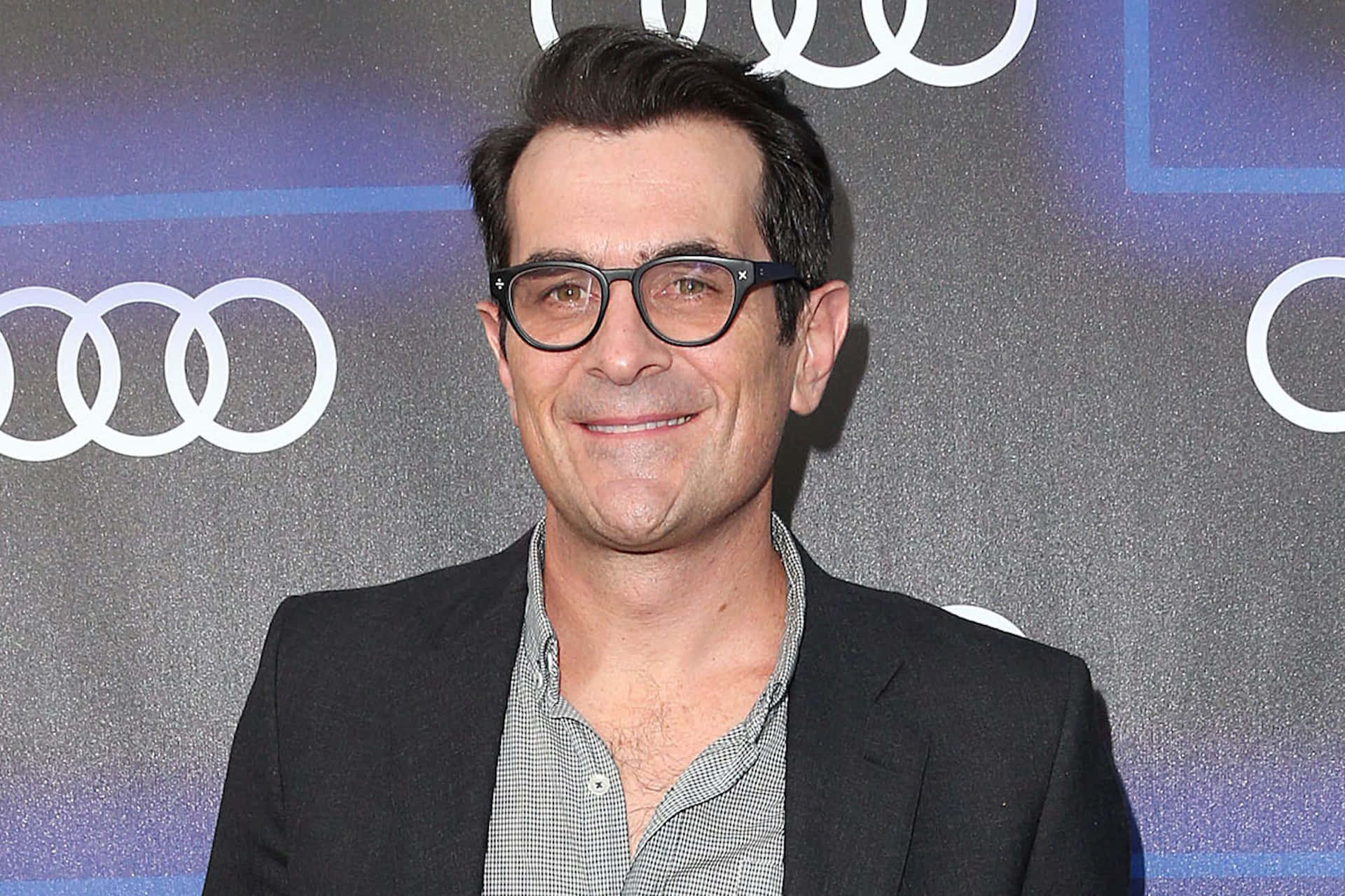 Actor Ty Burrell Smiling At An Event Background