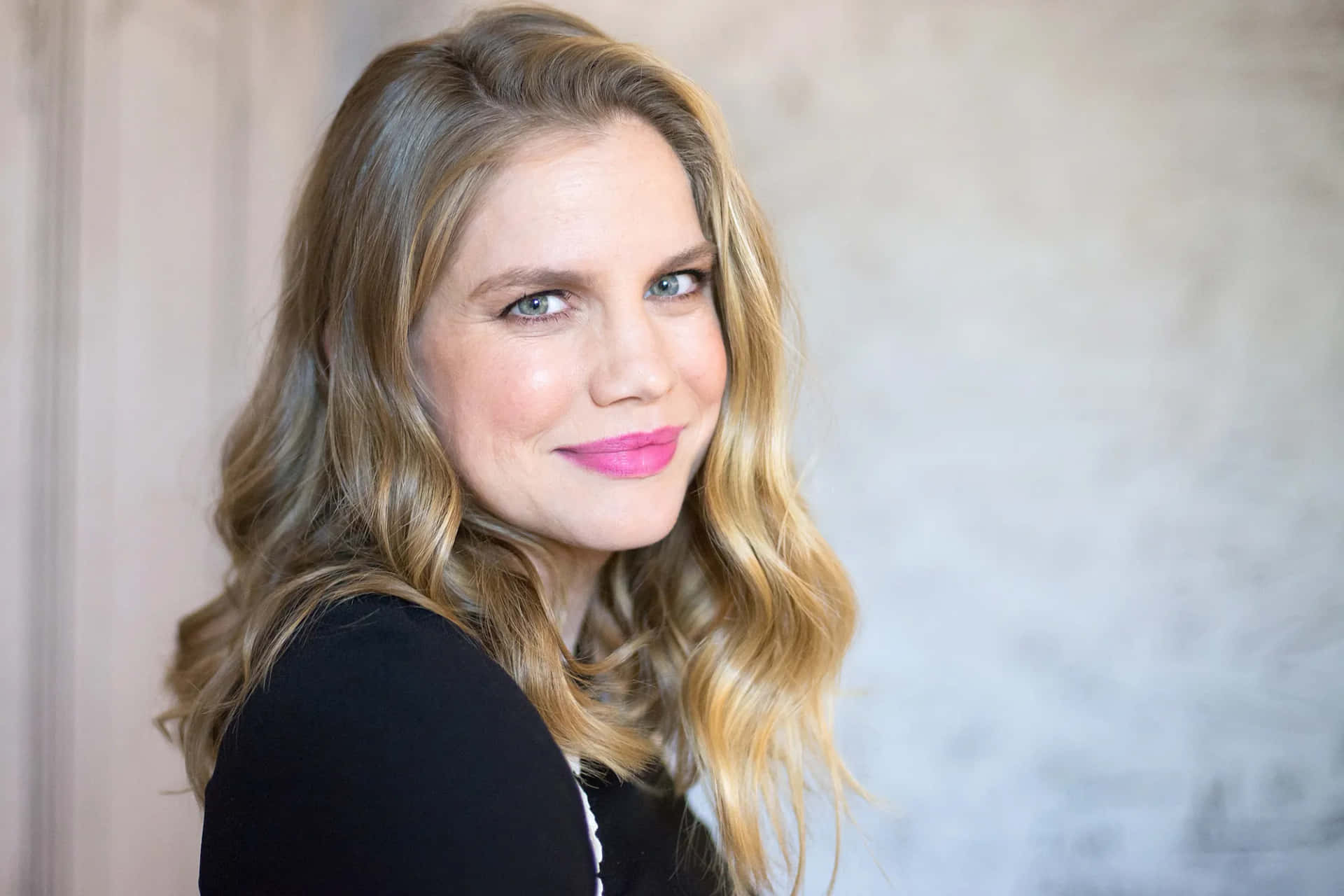 Actress Anna Chlumsky Posing For A Photoshoot Background