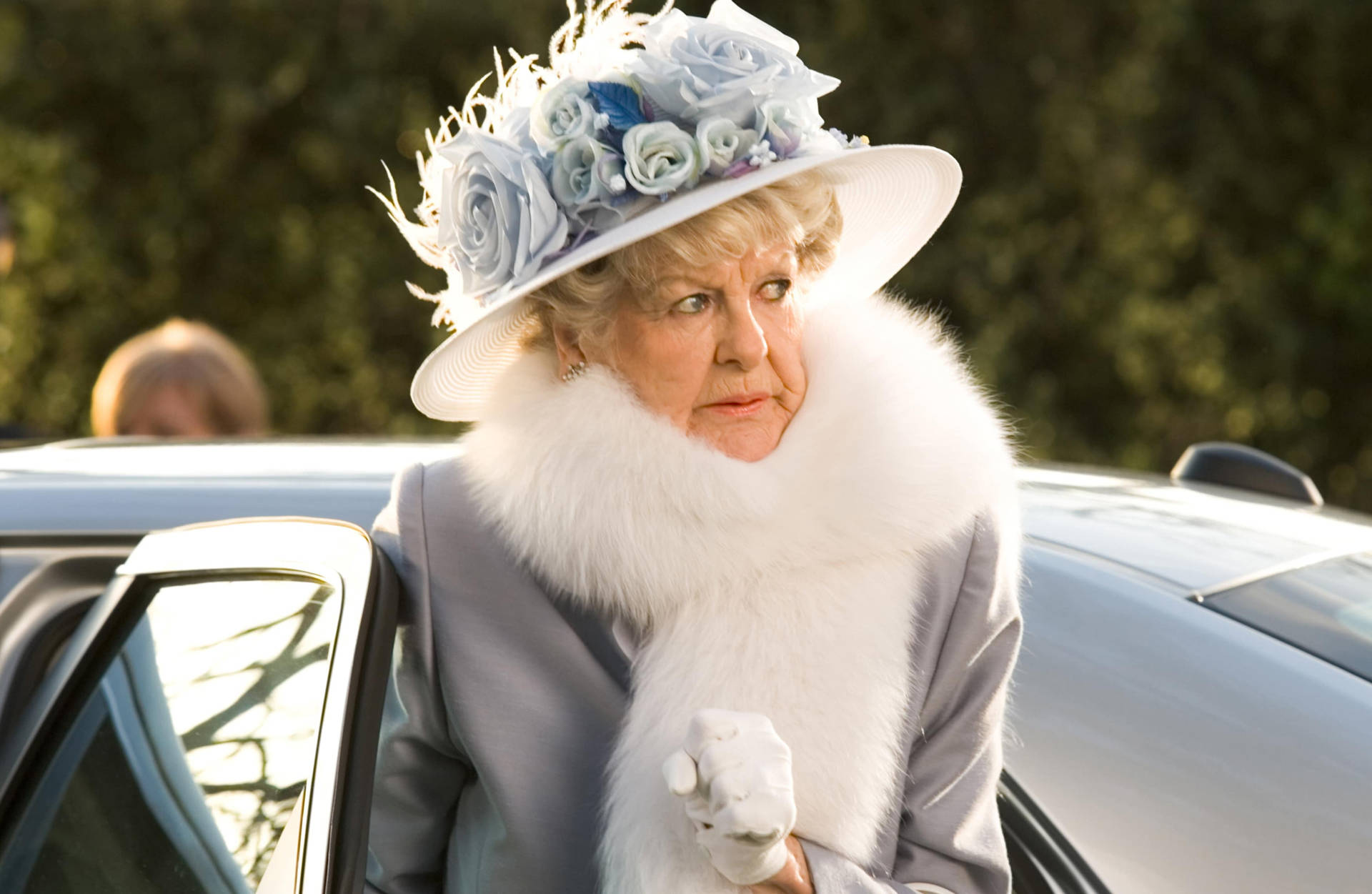 Actress Elaine Stritch White Fur Scarf And Floral Hat Background