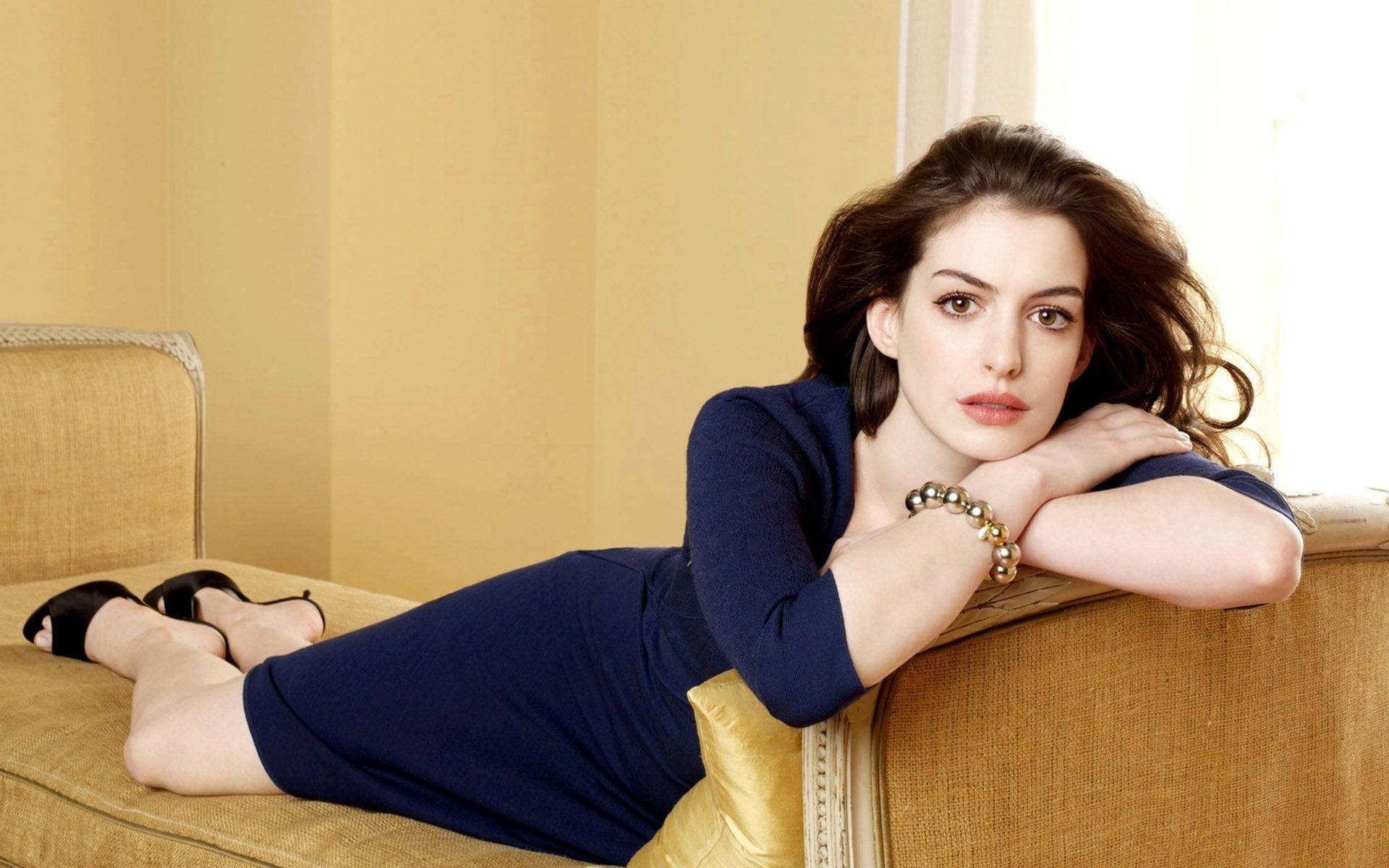 Actress Hd Anne Hathaway Background