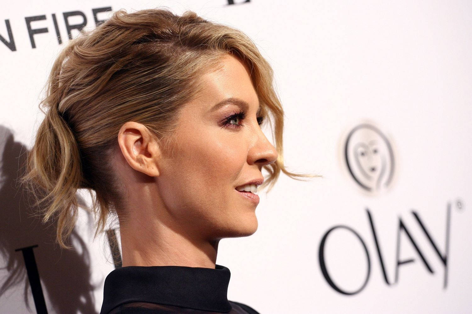 Actress Jenna Elfman Side Profile Background