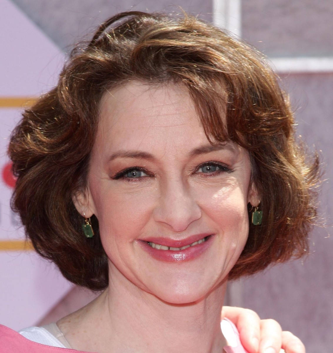 Actress Joan Cusack Pretty Smile Background