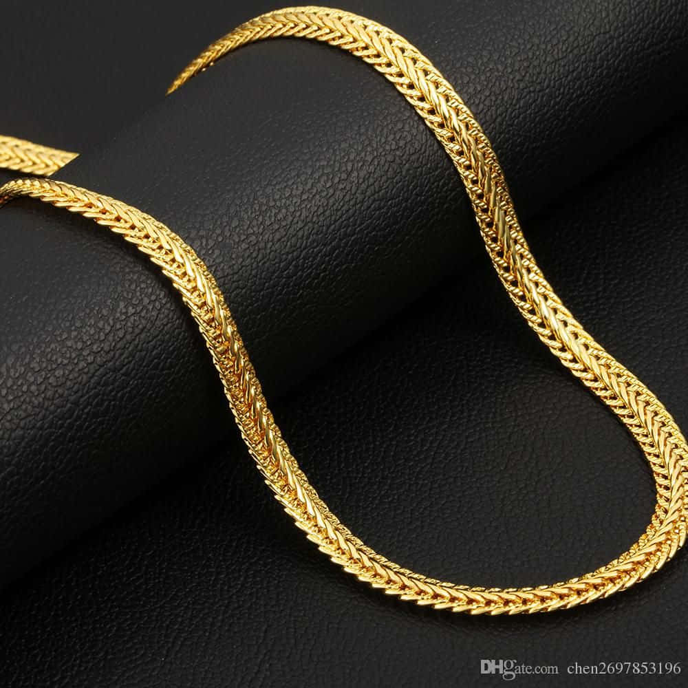 Add Elegance To Your Wardrobe With This Unique Gold Chain Background