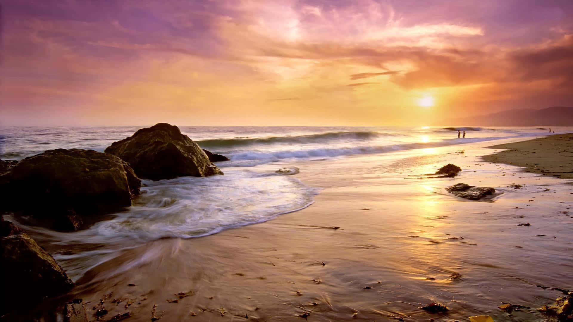 Admire The Calming Beauty Of Malibu Beach. Background