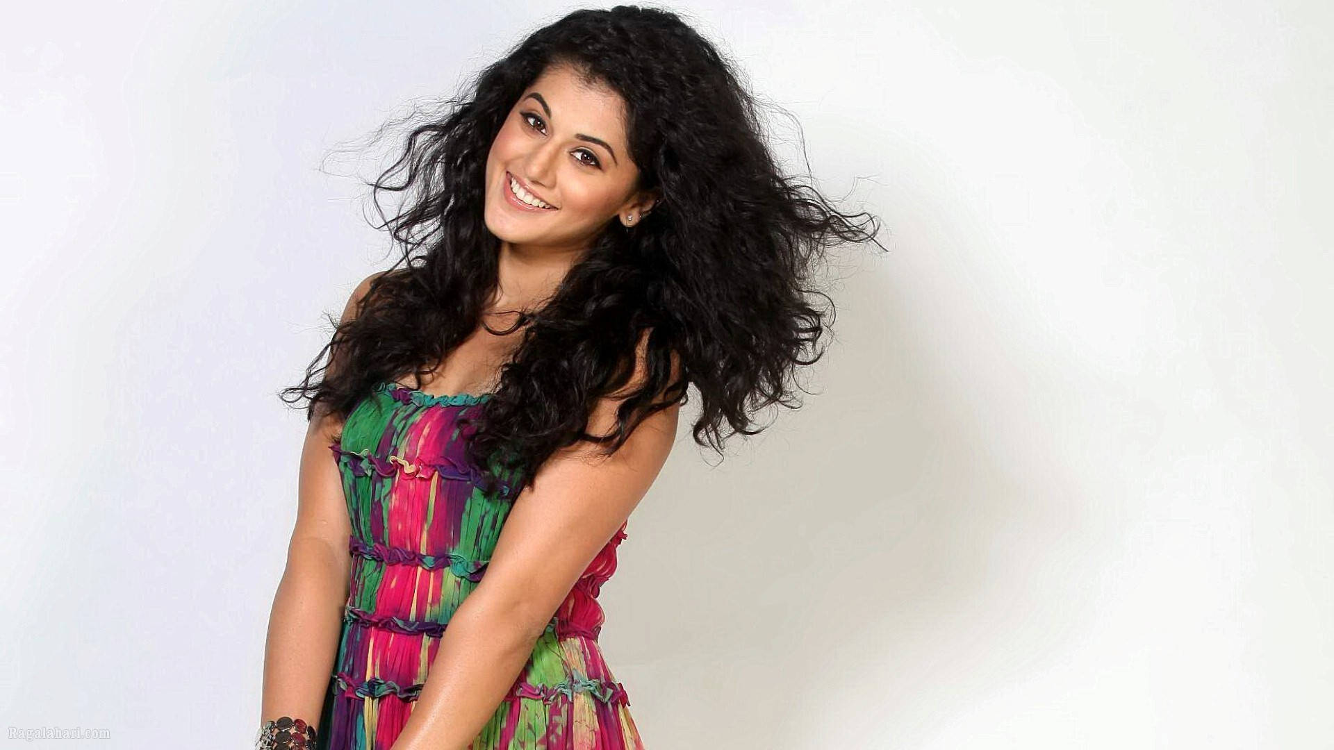 Adorable Taapsee Pannu Background