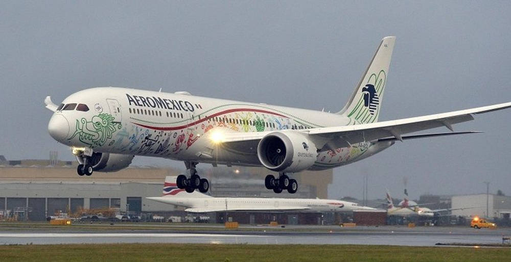 Aeromexico Airline Boeing 787-9 Dreamliner Take Off Background