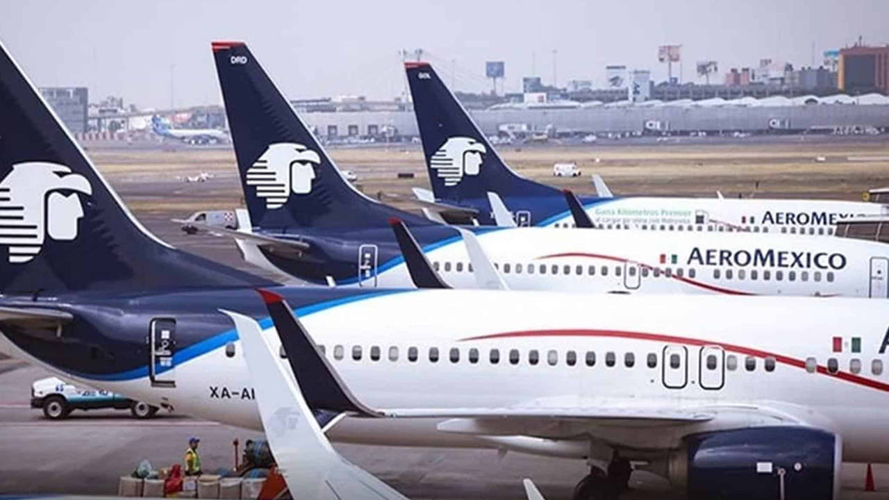 Aeromexico Boeing 737-800 At Mexico City International Airport Background