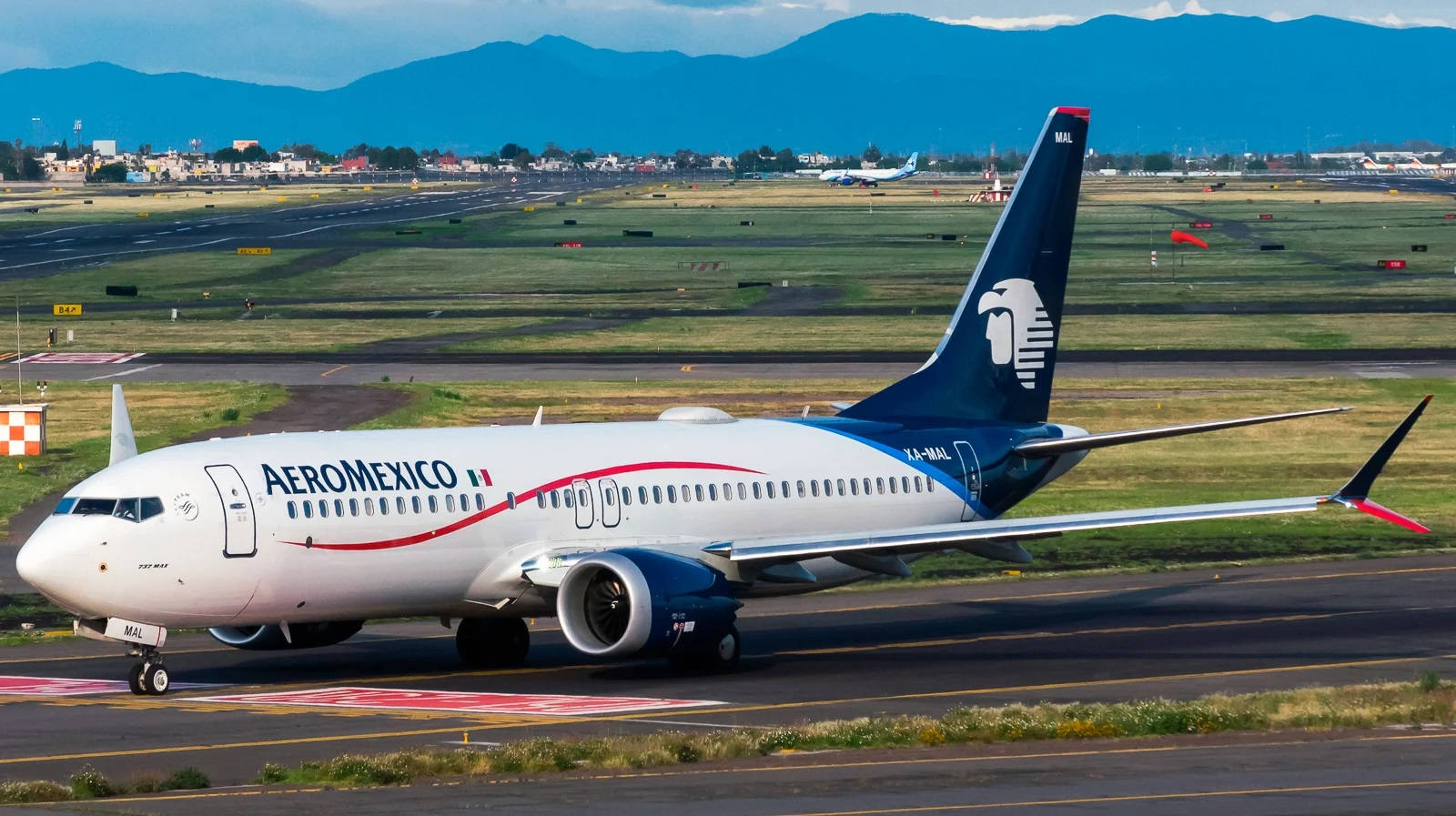 Aeromexico Boeing 737-800 Landing Background