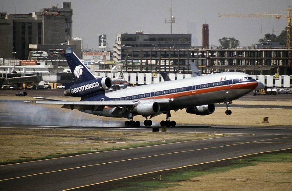 Aeromexico Mcdonnell Douglas Dc-10-15 Aircraft Background