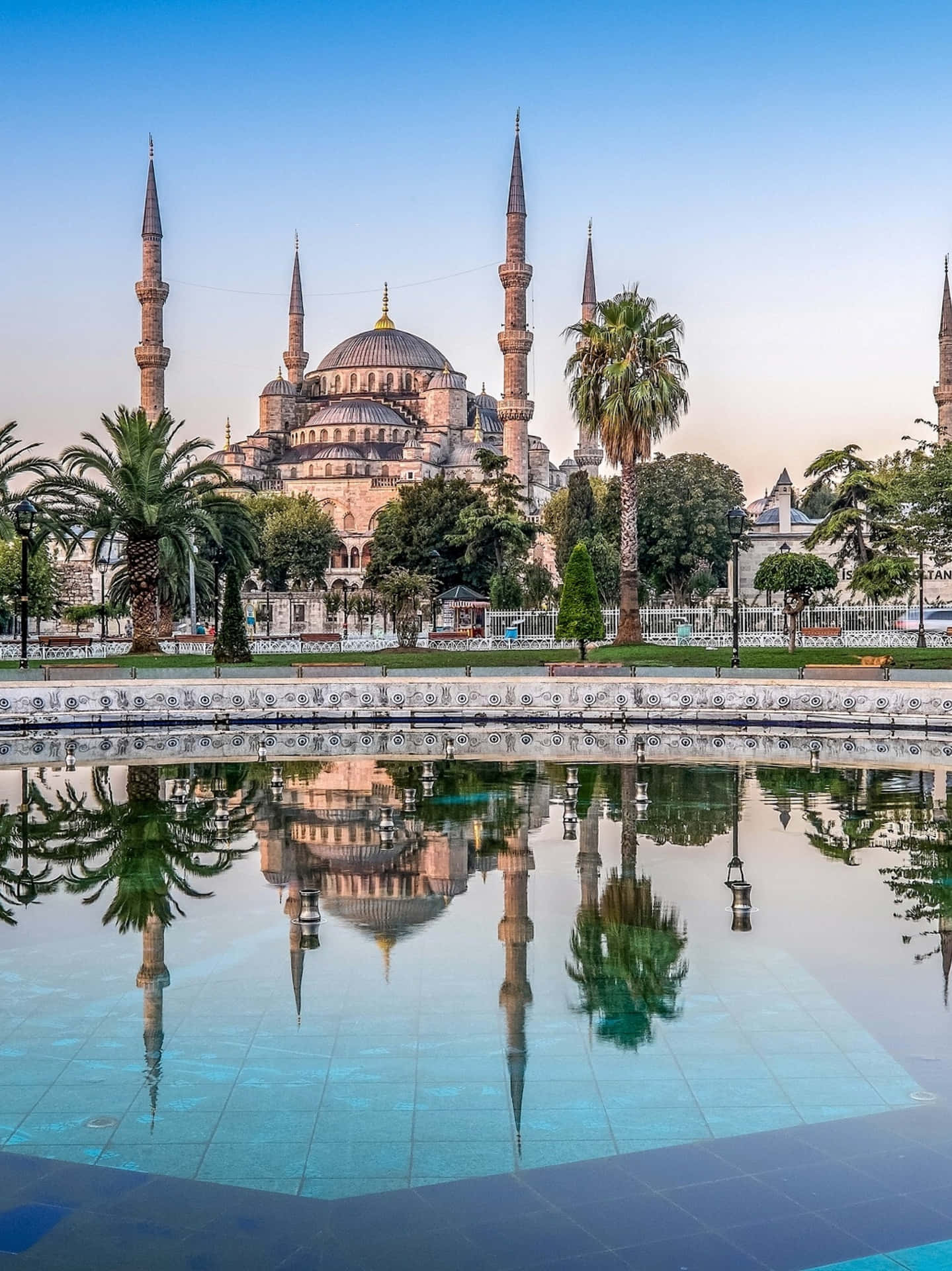 Aesthetic Blue Mosque With Water Reflection Background