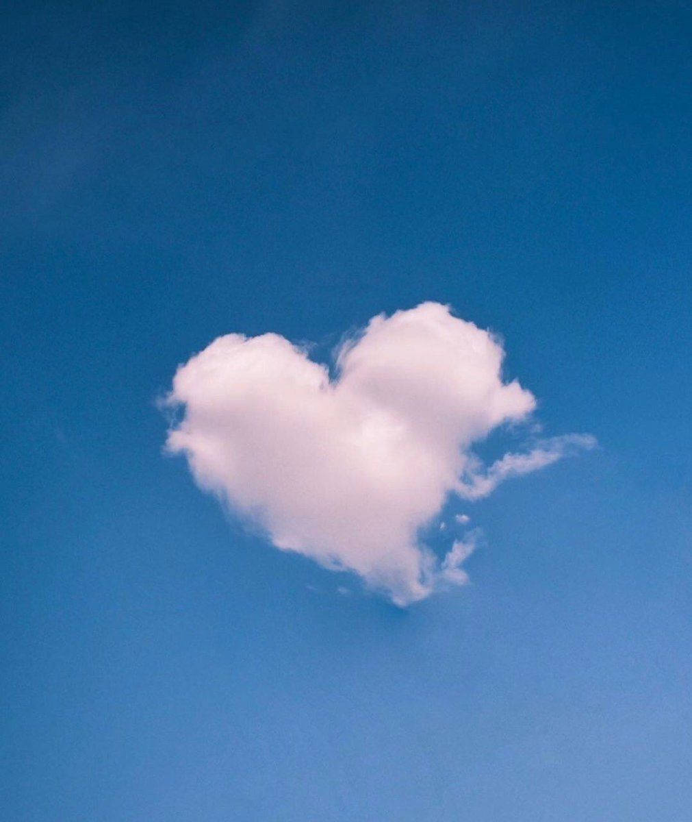 Aesthetic Blue Sky Heart Cloud Background