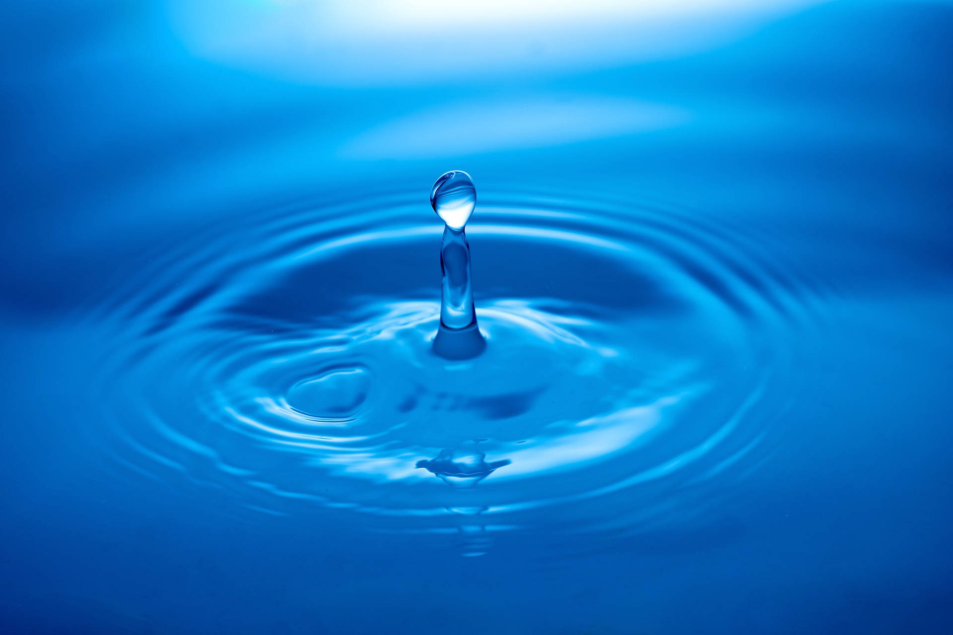 Aesthetic Blue Water Droplet