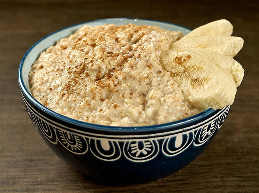 Aesthetic Bowl Of Oatmeal With Bananas Background