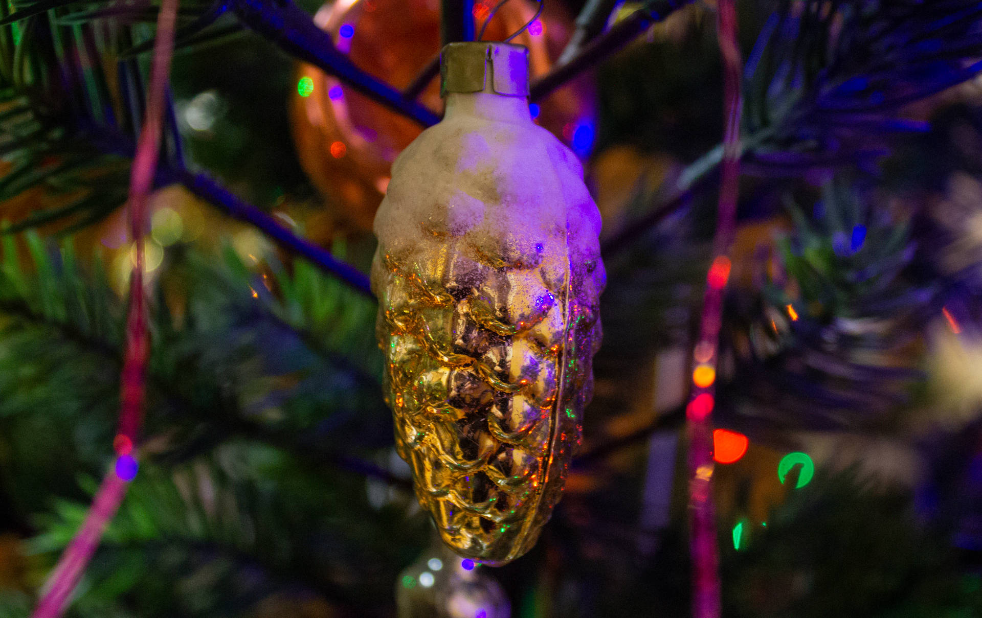 Aesthetic Christmas Gold Pine Cone Background