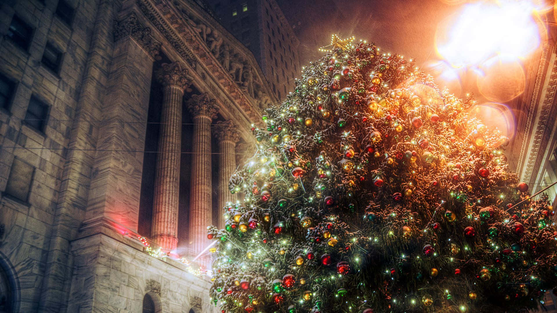 Aesthetic Christmas Tree In The City Laptop Background