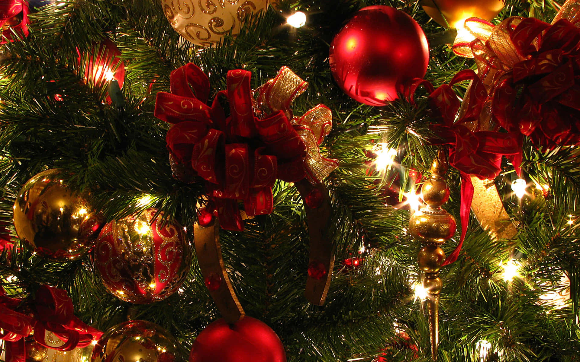 Aesthetic Christmas Tree Oranments Laptop Background