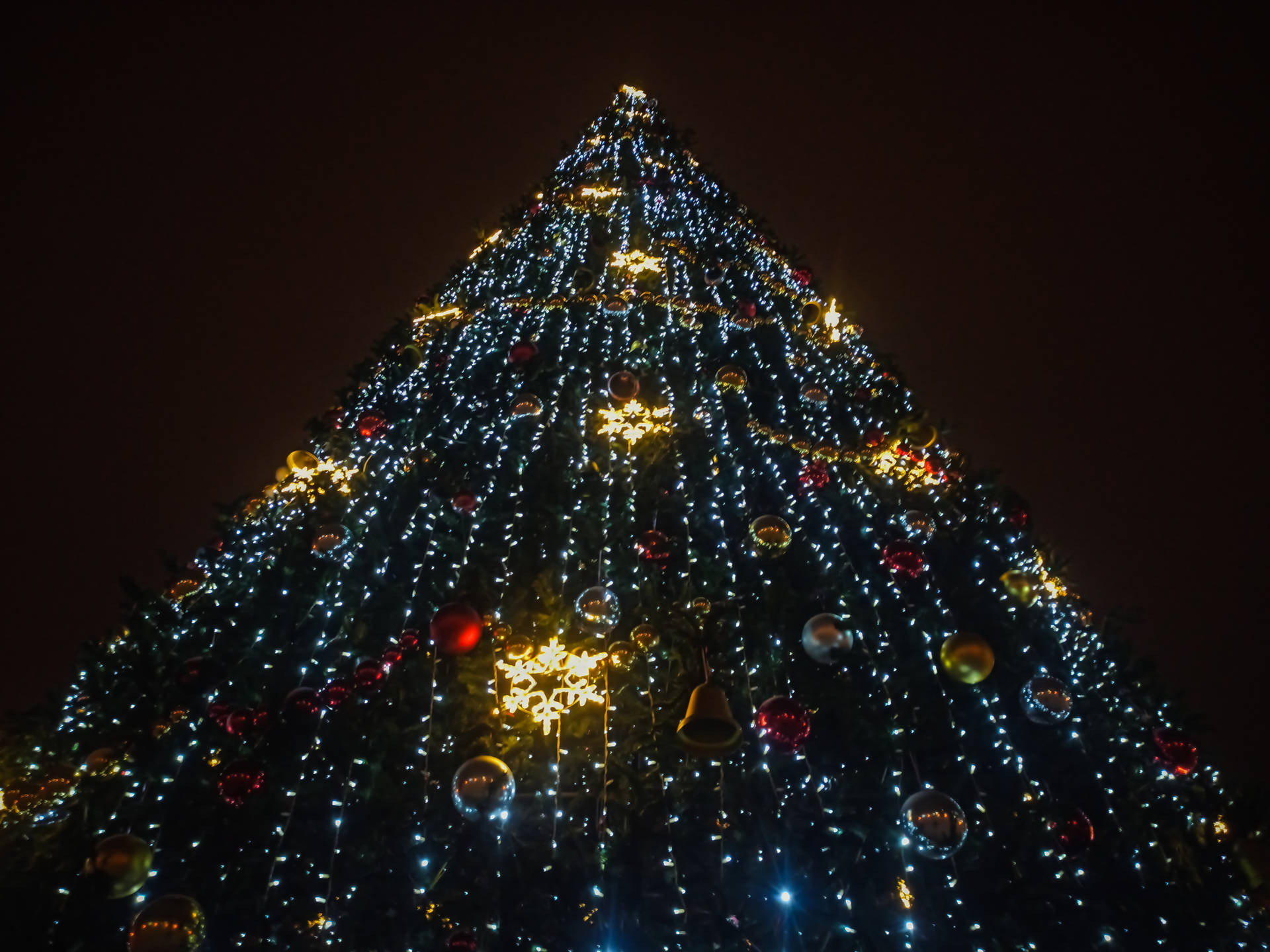 Aesthetic Christmas Tree With Lights Background