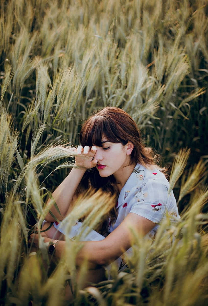 Aesthetic Girl Grass Sit Down Background